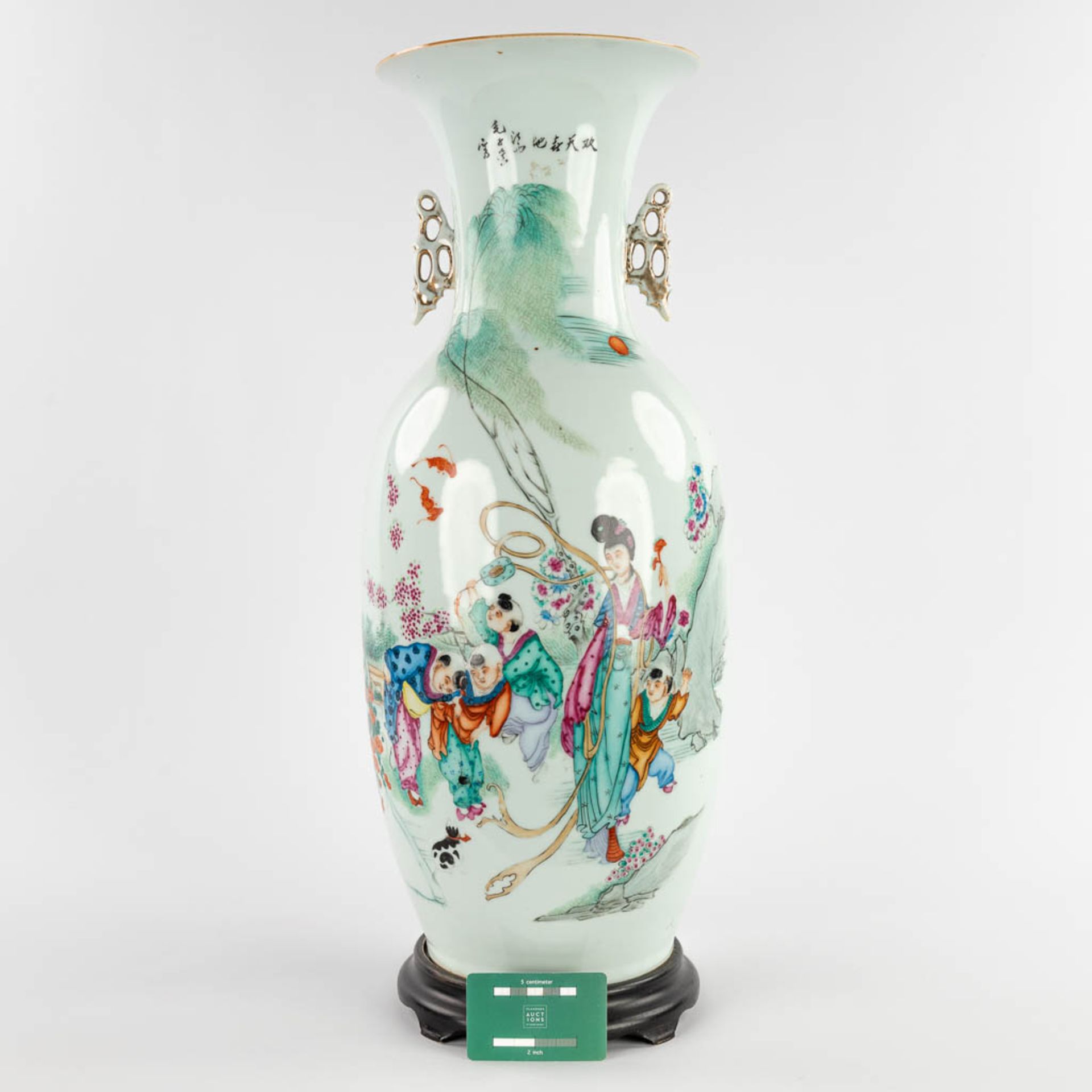 A Chinese vase decorated with a lady and children. 19th/20th C. (H:58 x D:22 cm) - Bild 2 aus 13