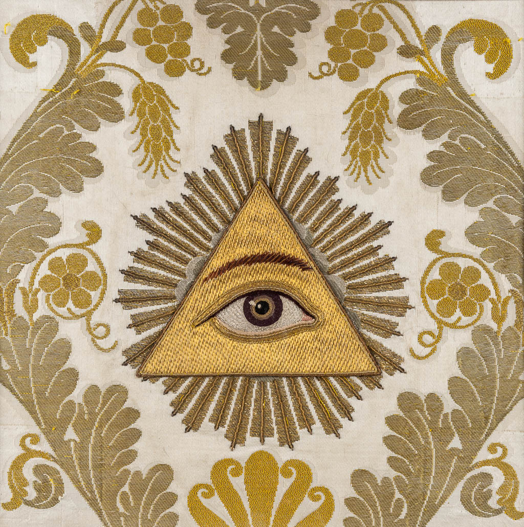 A framed 'Eye of Providence', thick gold-thread embroidery. (W:29,5 x H:29,5 cm) - Image 3 of 6