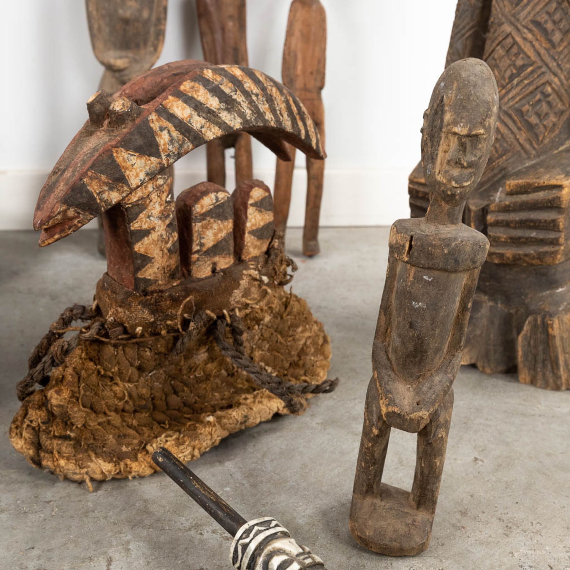 A collection of African masks and ceramic items. (H:124 cm) - Image 13 of 16