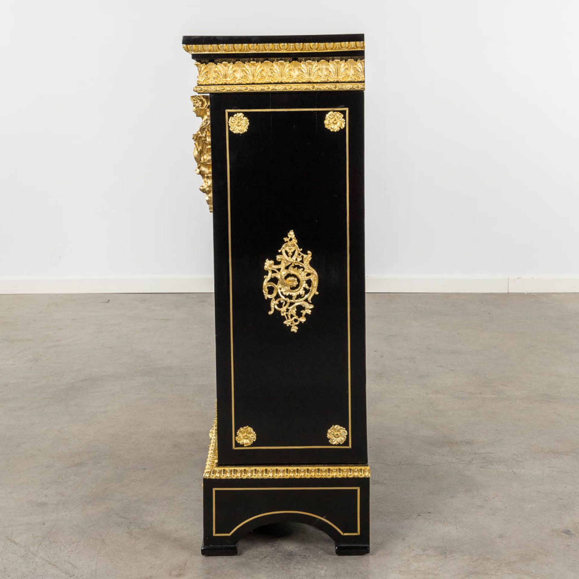 A Boulle cabinet, tortoise shell and copper inlay, Napoleon 3, 19th C. (D:36 x W:77 x H:108 cm) - Image 5 of 14