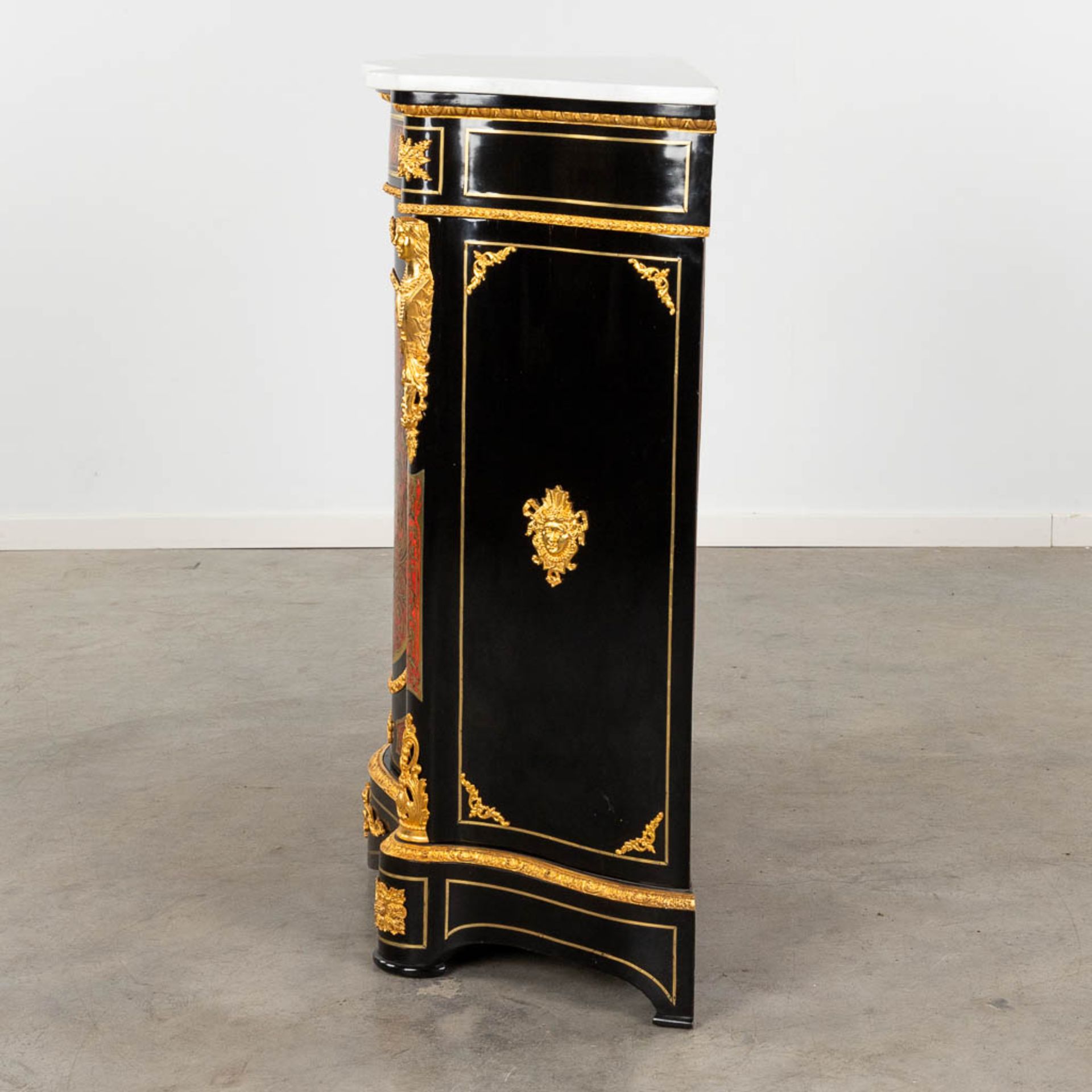 A Boulle cabinet with bow front, Tortoise shell and copper inlay, Napoleon 3, 19th C. (D:42 x W:114, - Image 8 of 19