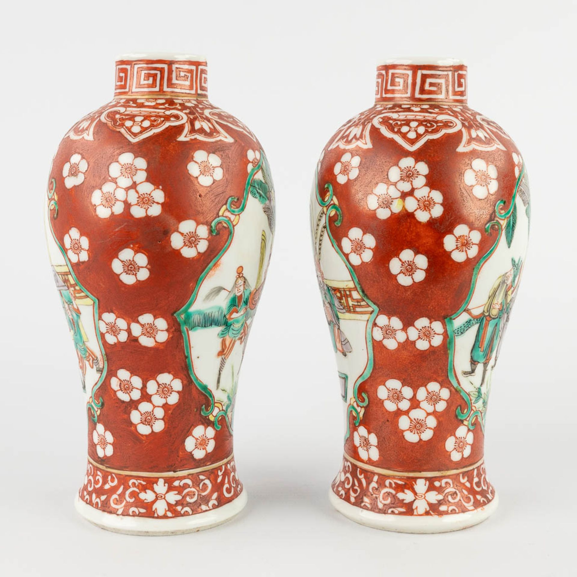 Five pieces of Chinese porcelain, decorated with hand-painted images. 19th/20th C. (H:19 x D:9 cm) - Bild 4 aus 20