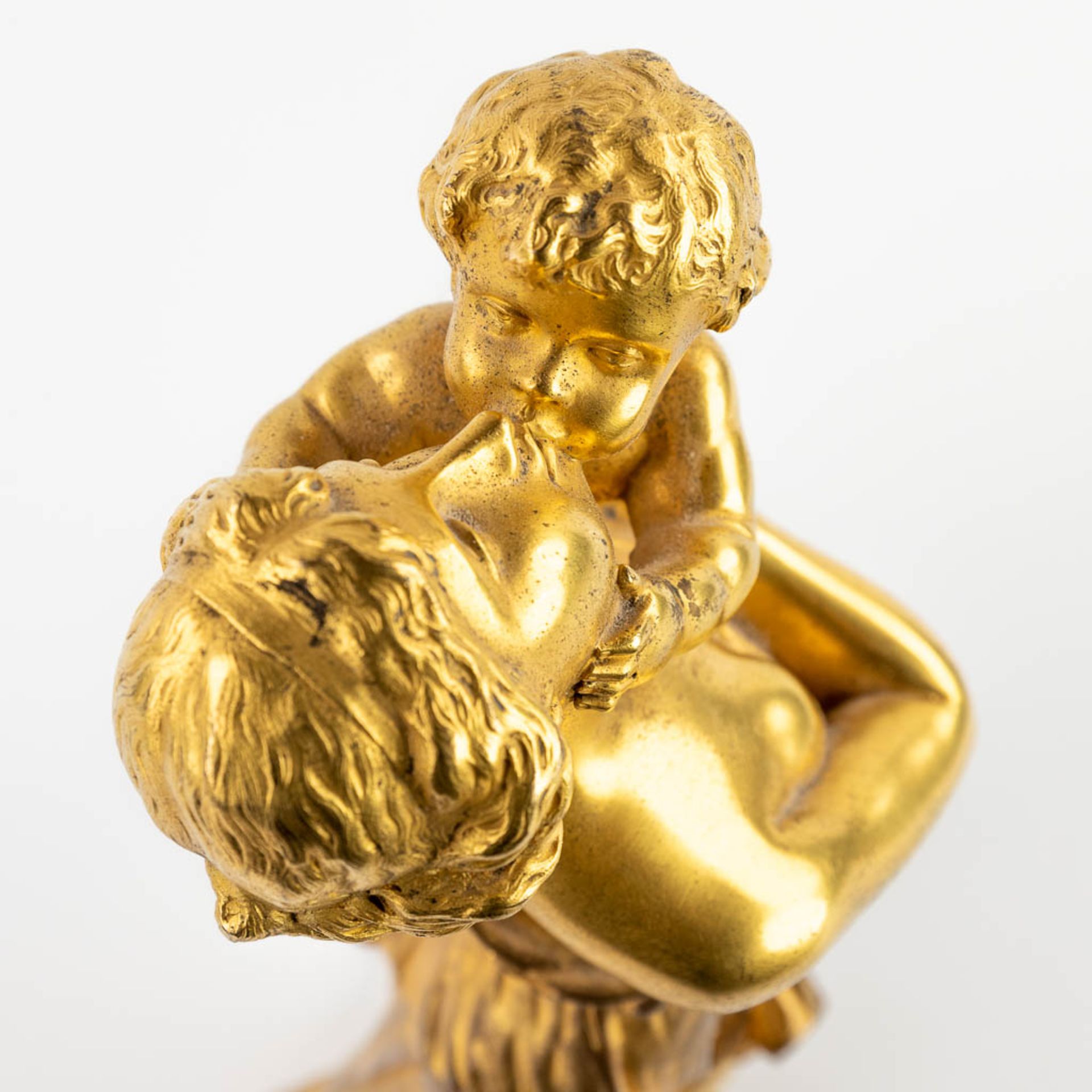 A mother with her child, ormolu gilt bronze. 19th C. (D:12 x W:15 x H:36 cm) - Bild 9 aus 9