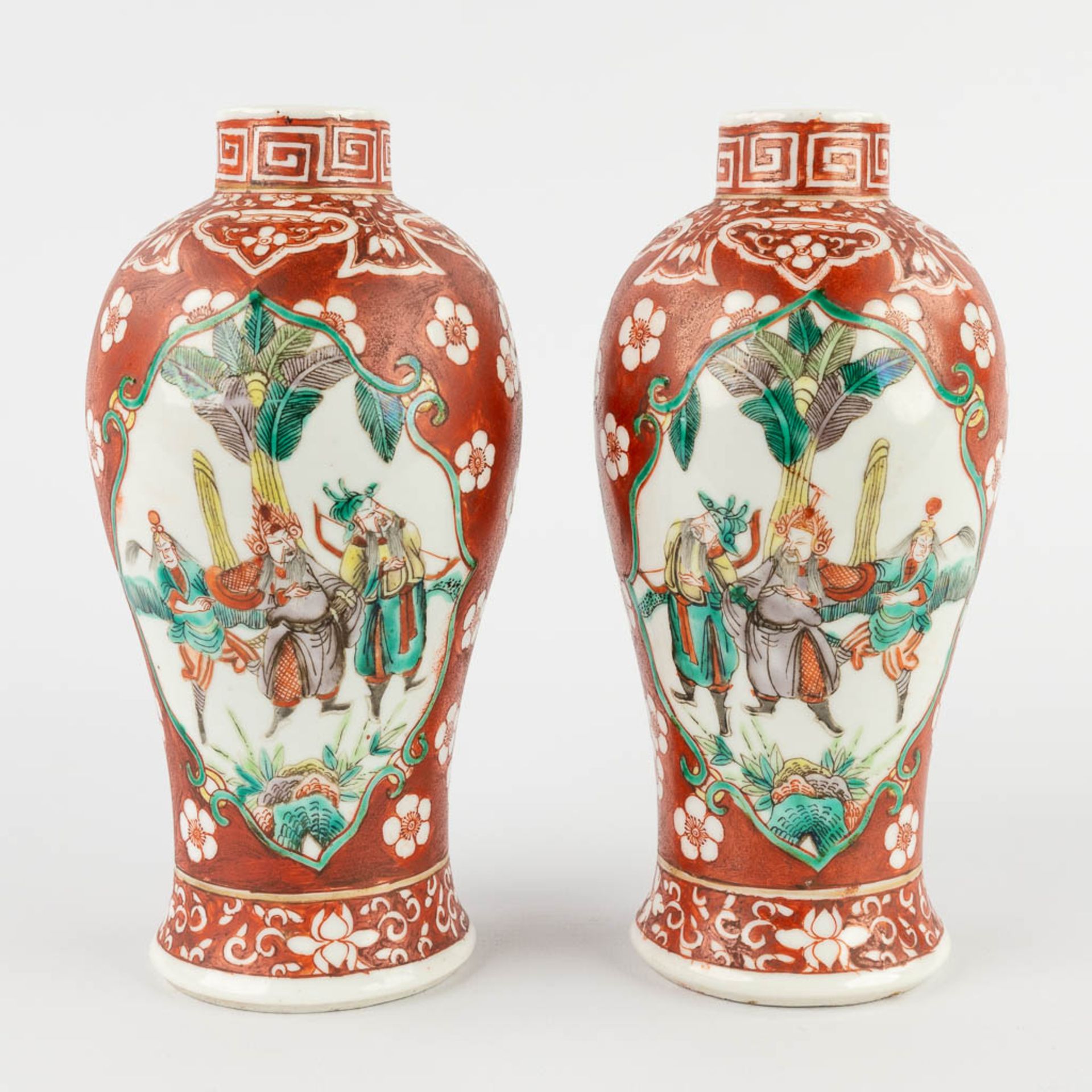 Five pieces of Chinese porcelain, decorated with hand-painted images. 19th/20th C. (H:19 x D:9 cm) - Bild 3 aus 20