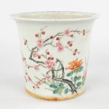 A Chinese cache-pot decorated with flowers and branches. Guangxu mark and period. 19th/20th C (H:17,