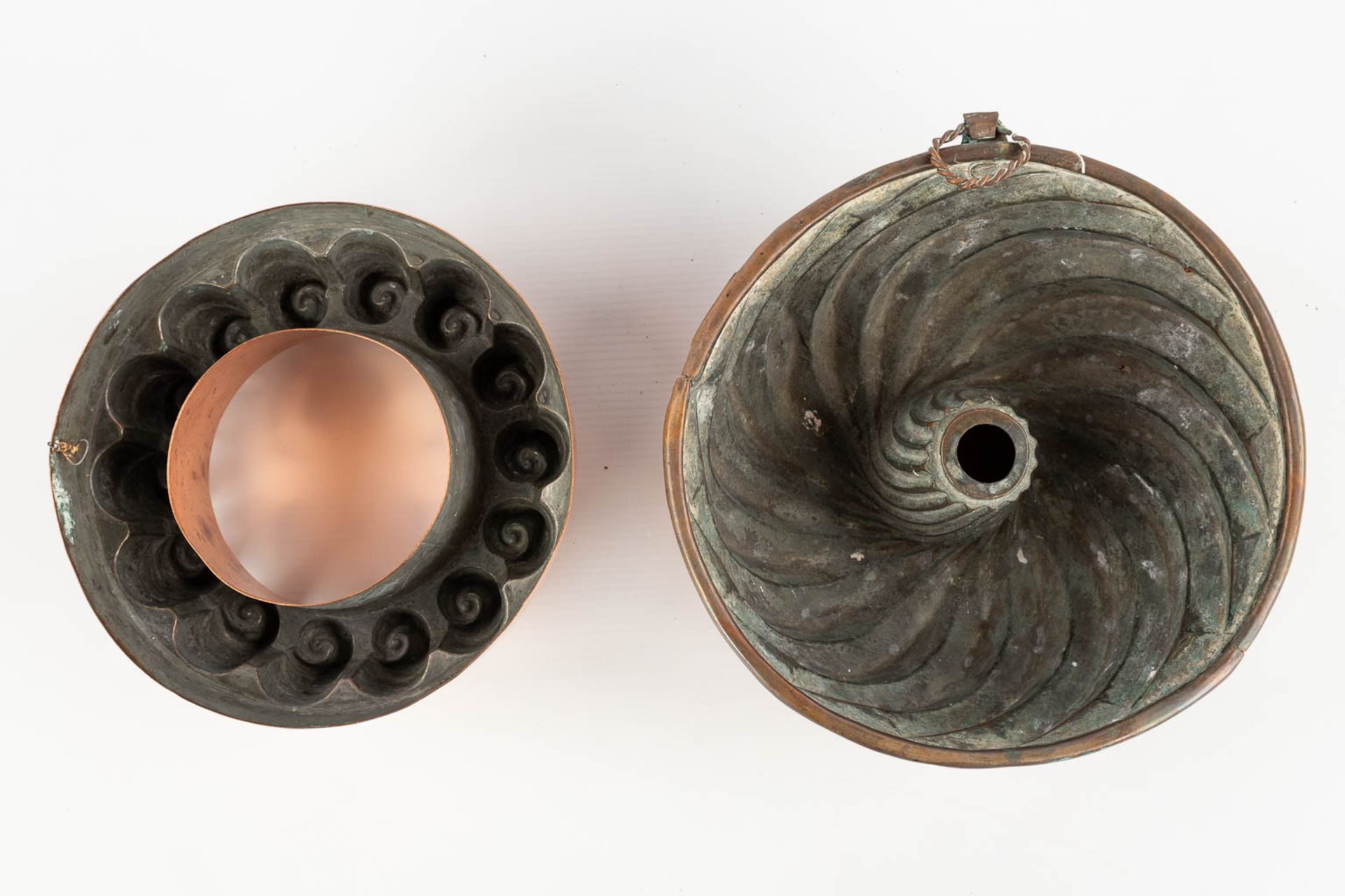 14 cake baking forms, added a sugar caster, copper. 19th/20th C. (H:9 x D:22 cm) - Image 19 of 20