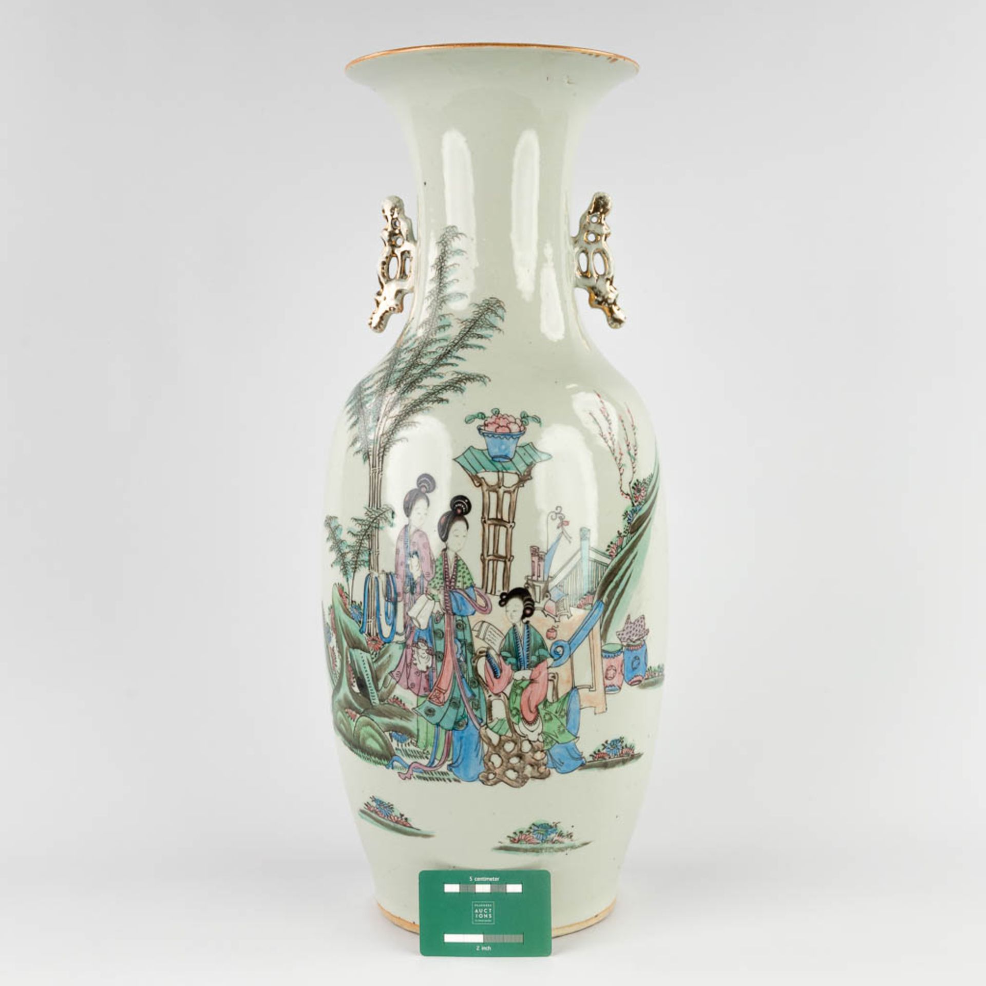 A Chinese vase, decorated with ladies in the garden. 19th/20th C. (H:58 x D:23 cm) - Bild 2 aus 12