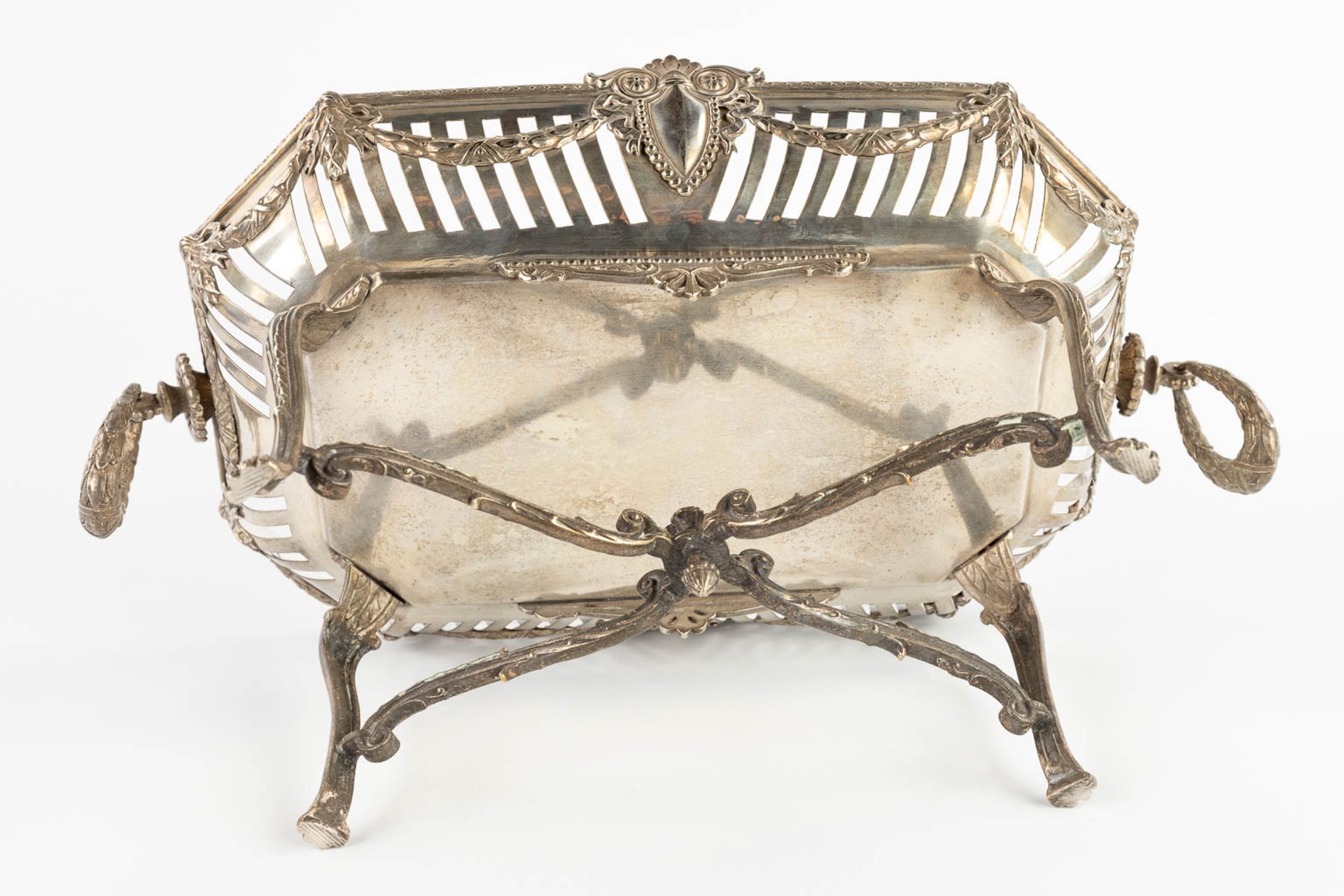 Orfèverie Wiskeman, a tazza or bowl on a base, silver-plated metal in Louis XVI style. Circa 1900. ( - Image 9 of 17