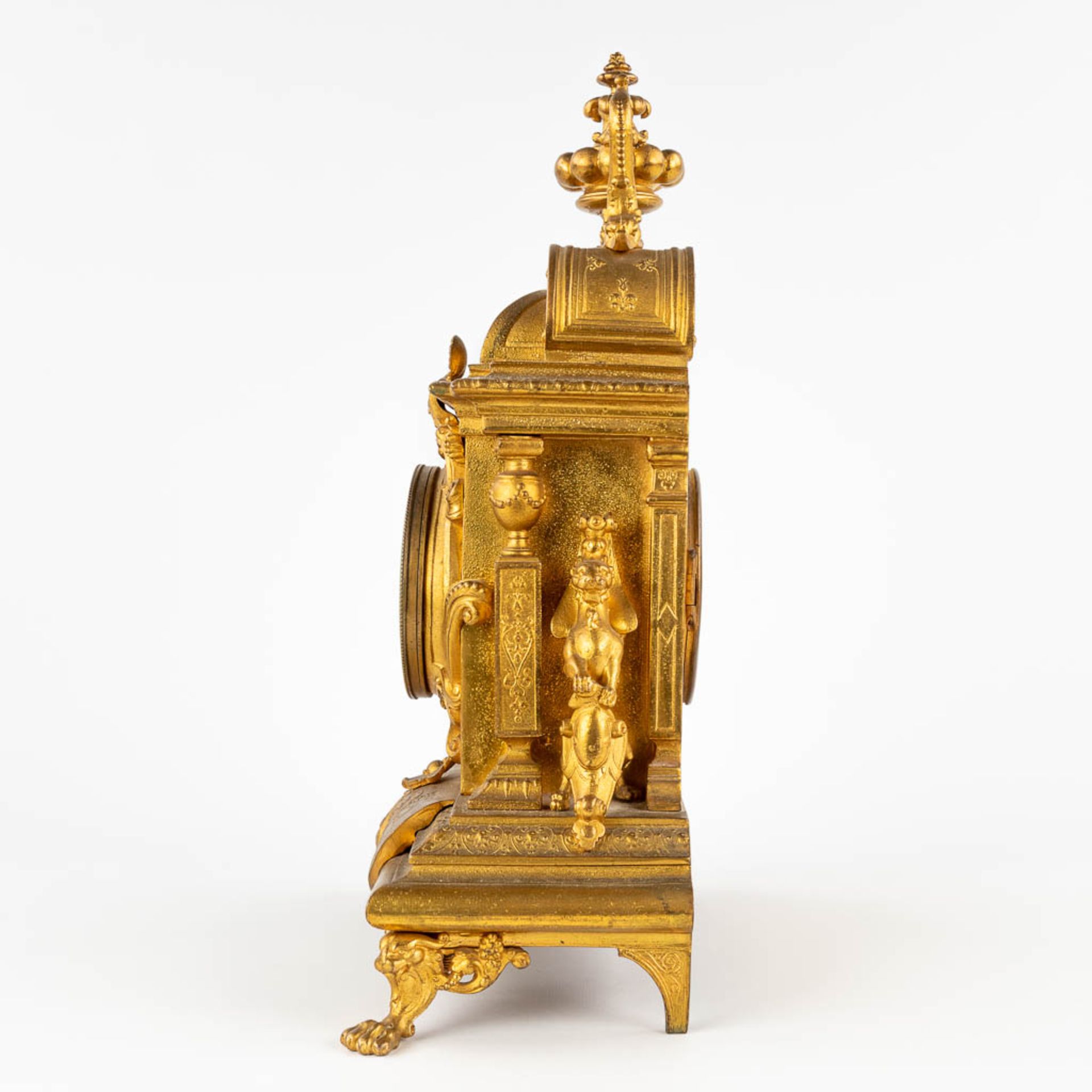 A mantle clock, Neoclassical style, gilt spelter. 19th C. (D:13 x W:27 x H:40 cm) - Image 7 of 13