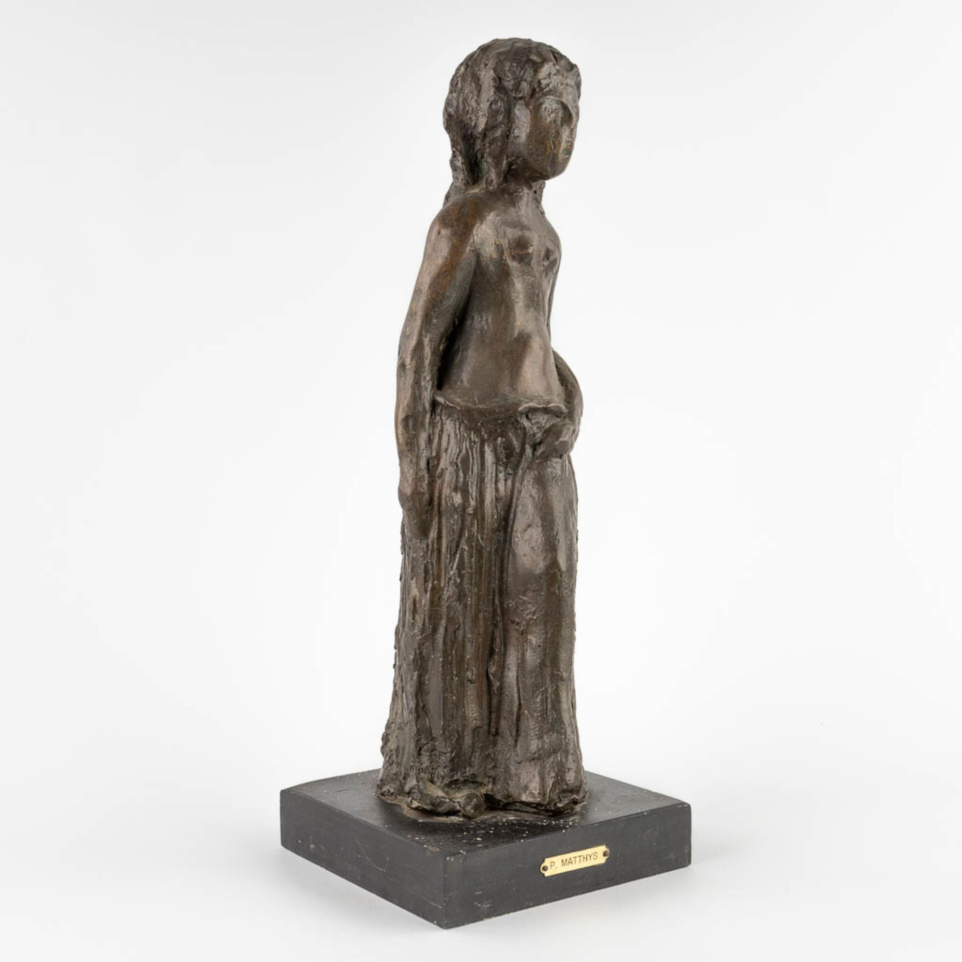 P. MATTHYS (XX) 'Figure of a Girl' patinated bronze. (D:18 x W:18 x H:50 cm) - Bild 3 aus 10