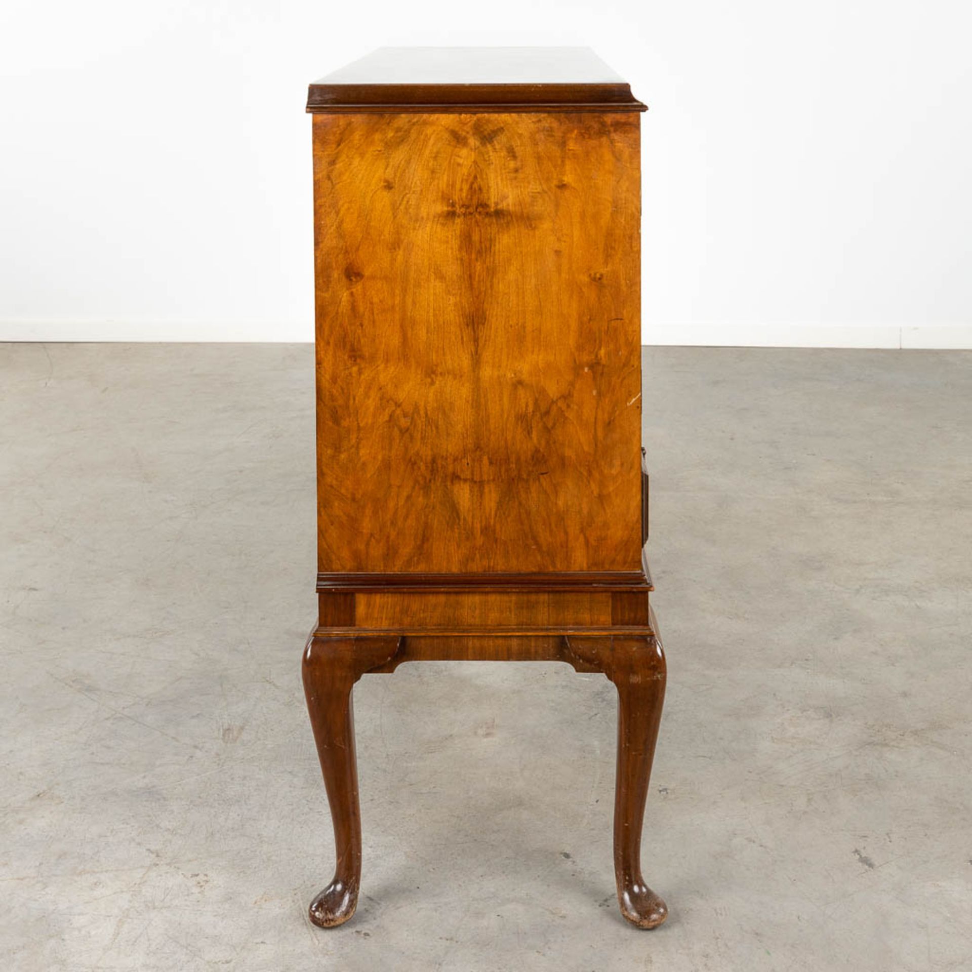 A Side cabinet, walnut veneer, England. 19th C. (D:45 x W:113 x H:107 cm) - Image 5 of 13