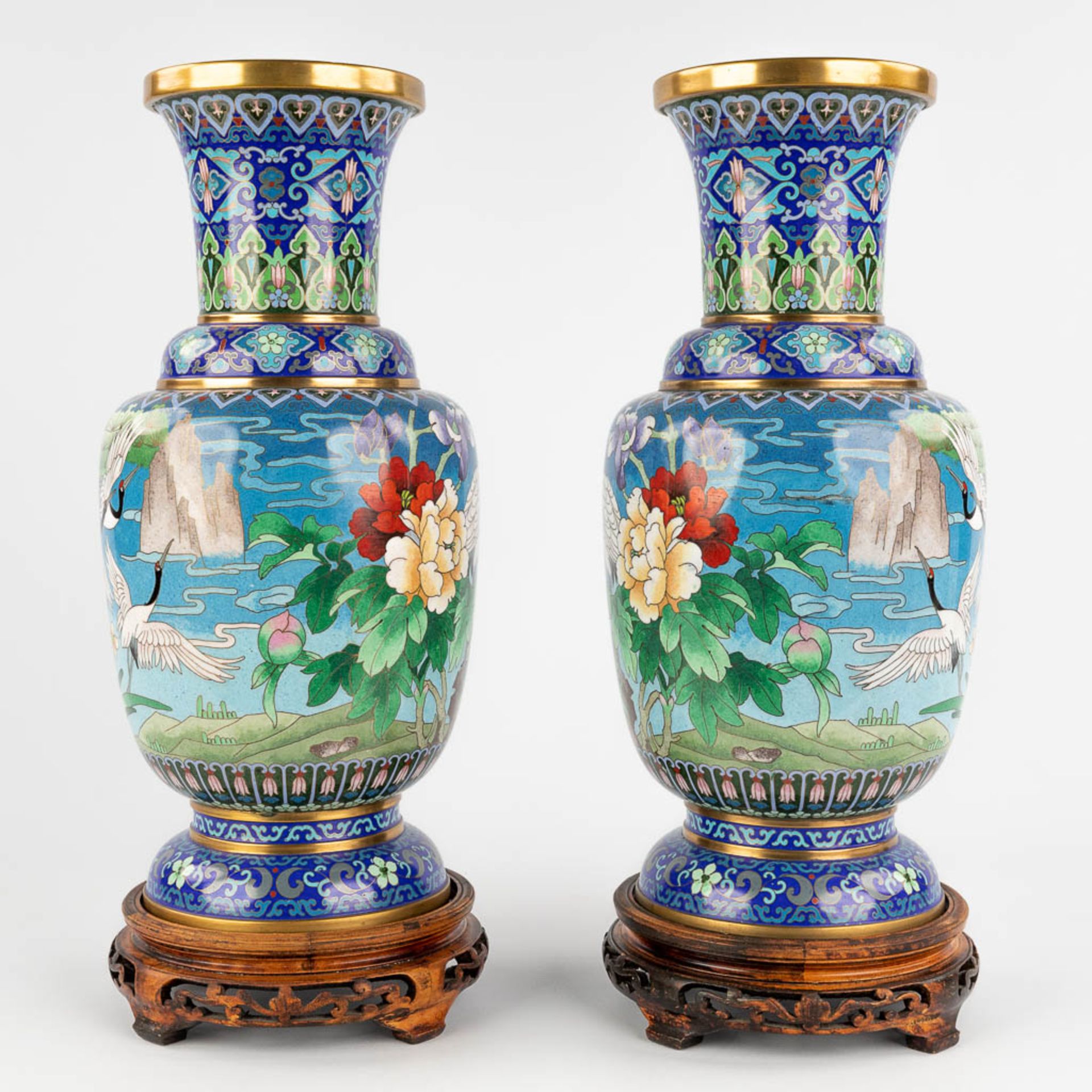 A pair of Chinese bronze cloisonné vases, decorated with cranes and flowers. 20th C. (H:39 x D:18 cm - Bild 7 aus 13