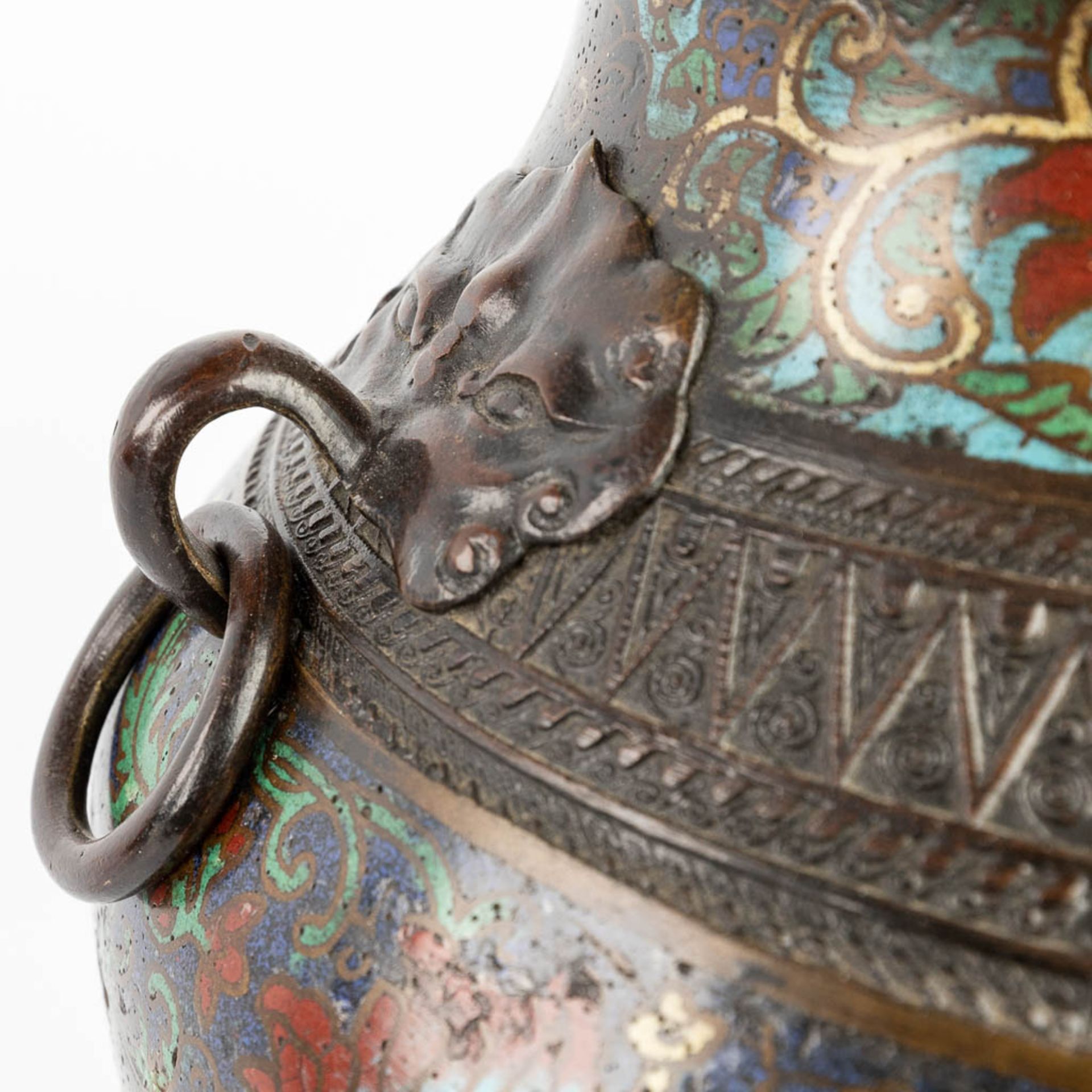 A pair of Oriental vases made of bronze with champslevé decor. (H:46 x D:30 cm) - Bild 13 aus 13