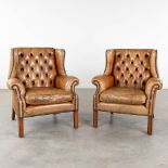 A pair of leather armchairs in Chesterfield style. (D:82 x W:85 x H:95 cm)