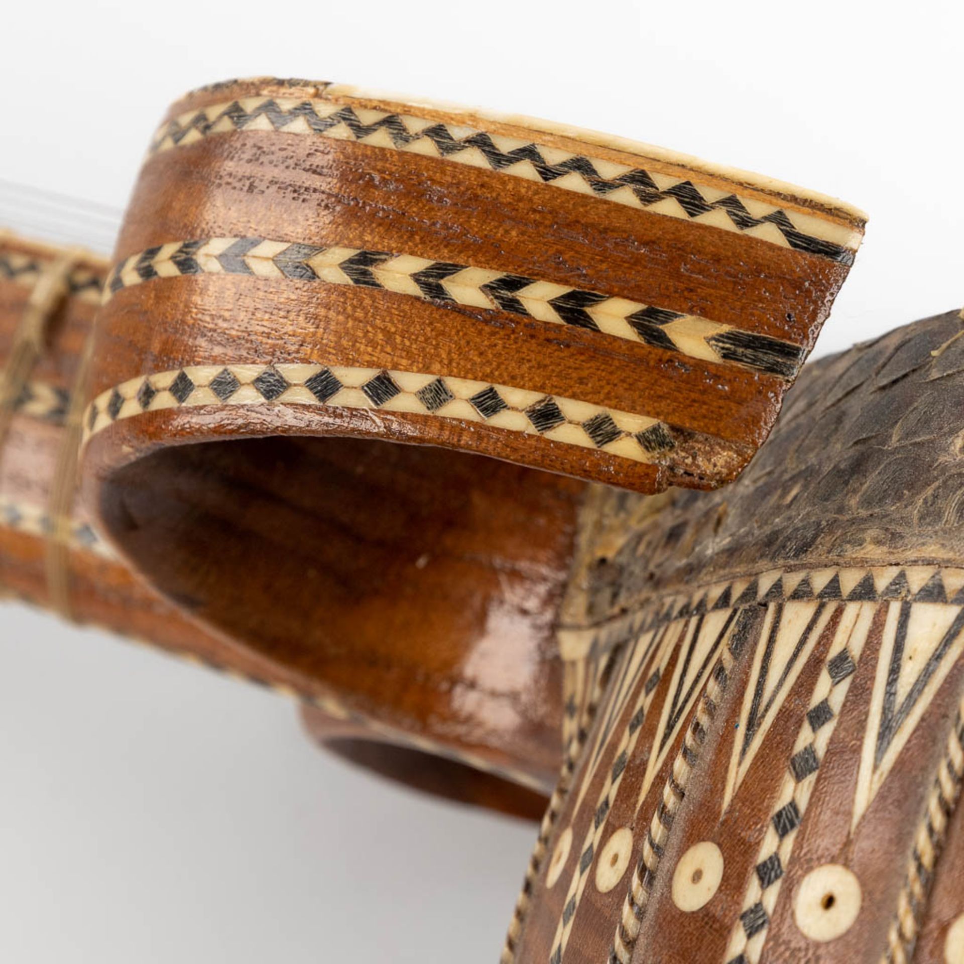 An oriental musical instrument with 6 strings, snake leather and bone inlay. 20th C. (D:13 x W:15 x - Image 14 of 17