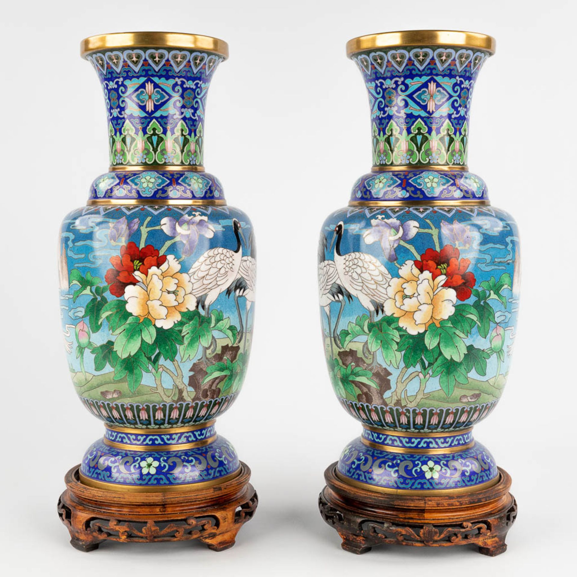 A pair of Chinese bronze cloisonné vases, decorated with cranes and flowers. 20th C. (H:39 x D:18 cm - Bild 8 aus 13