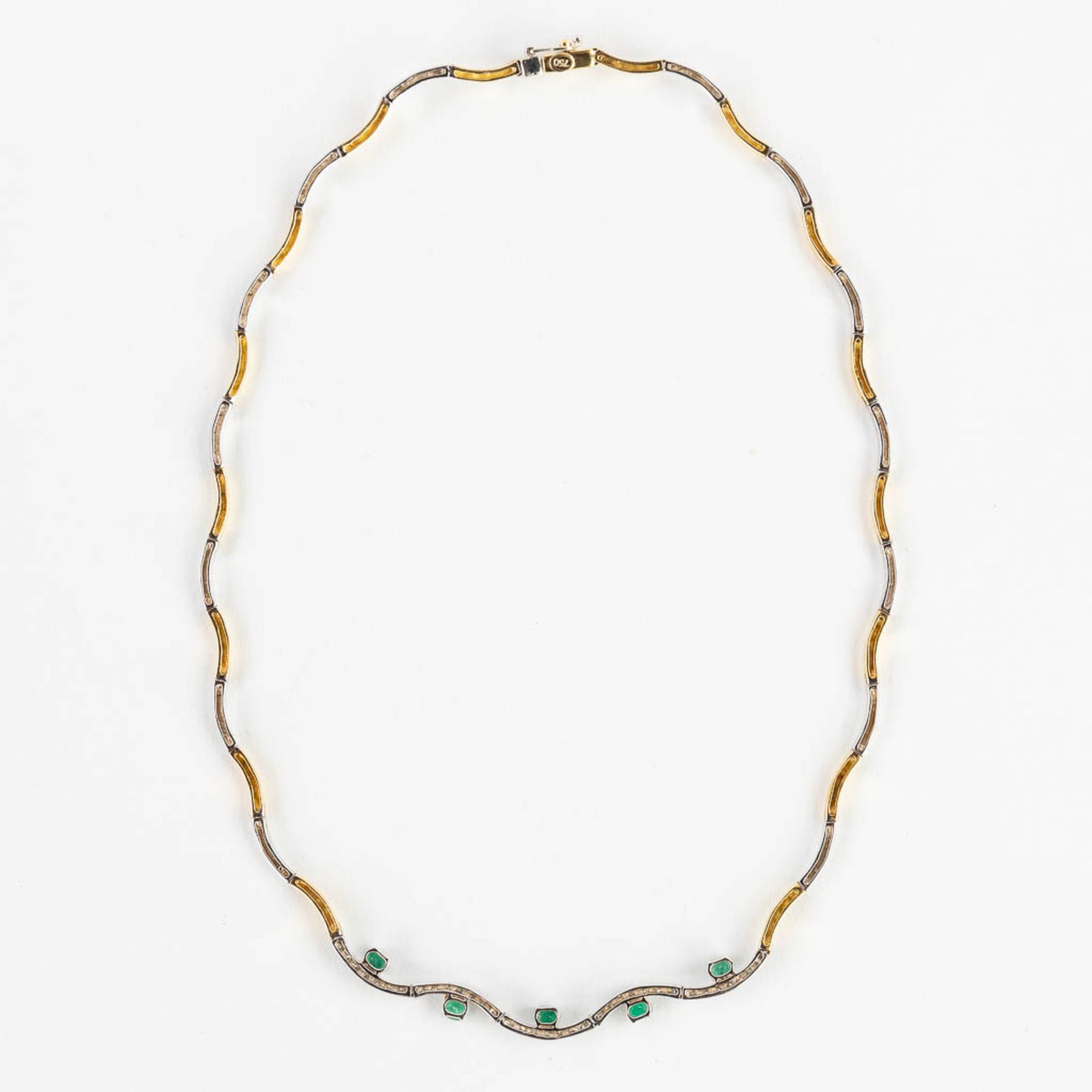 A necklace, 18 karats yellow and white gold, decorated with green, probably, emeralds. 24,67g. - Image 7 of 11