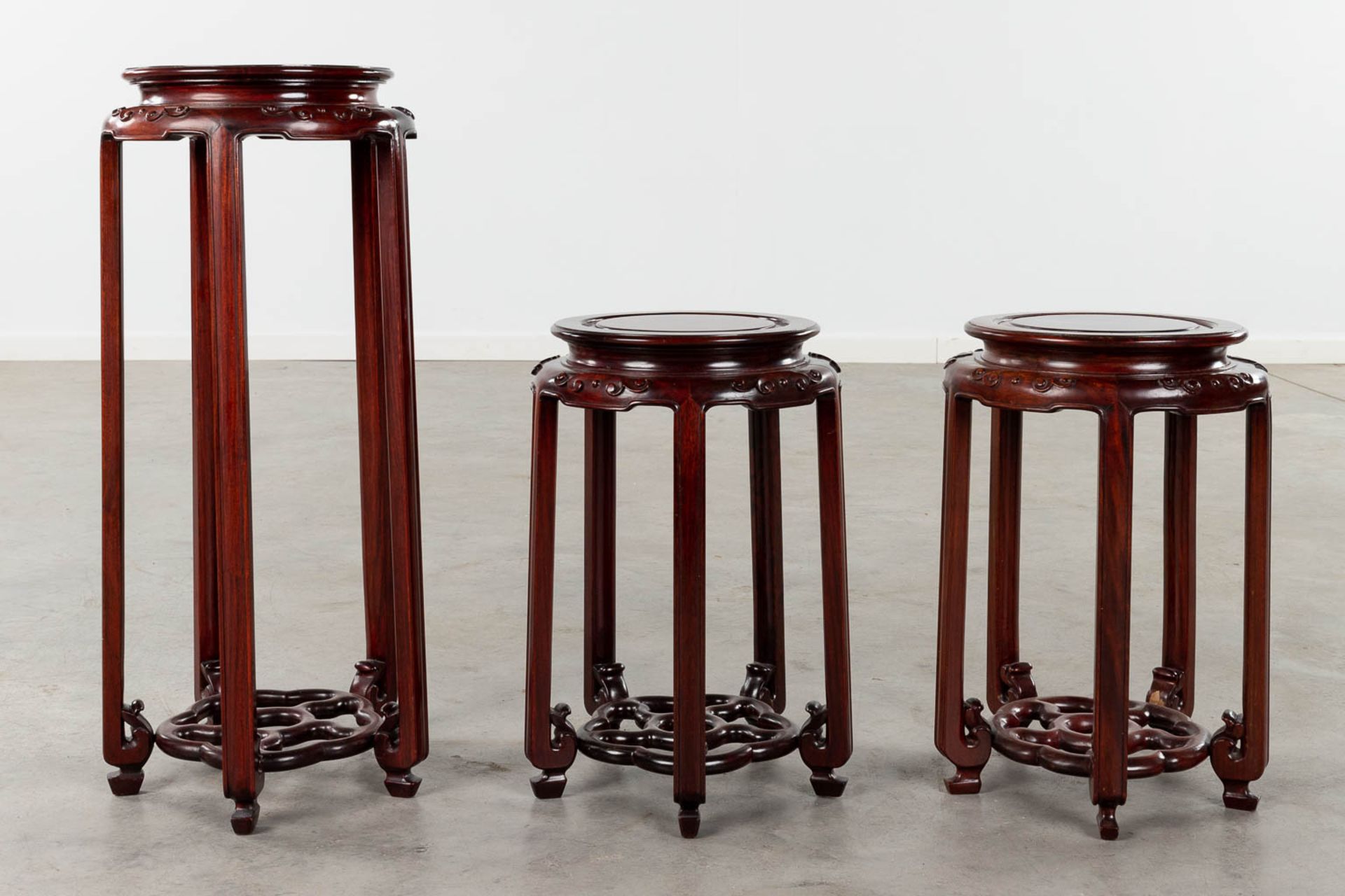 Three Oriental pedestals, sculptured hardwood. 20th C. (H:71 x D:30 cm) - Image 4 of 9