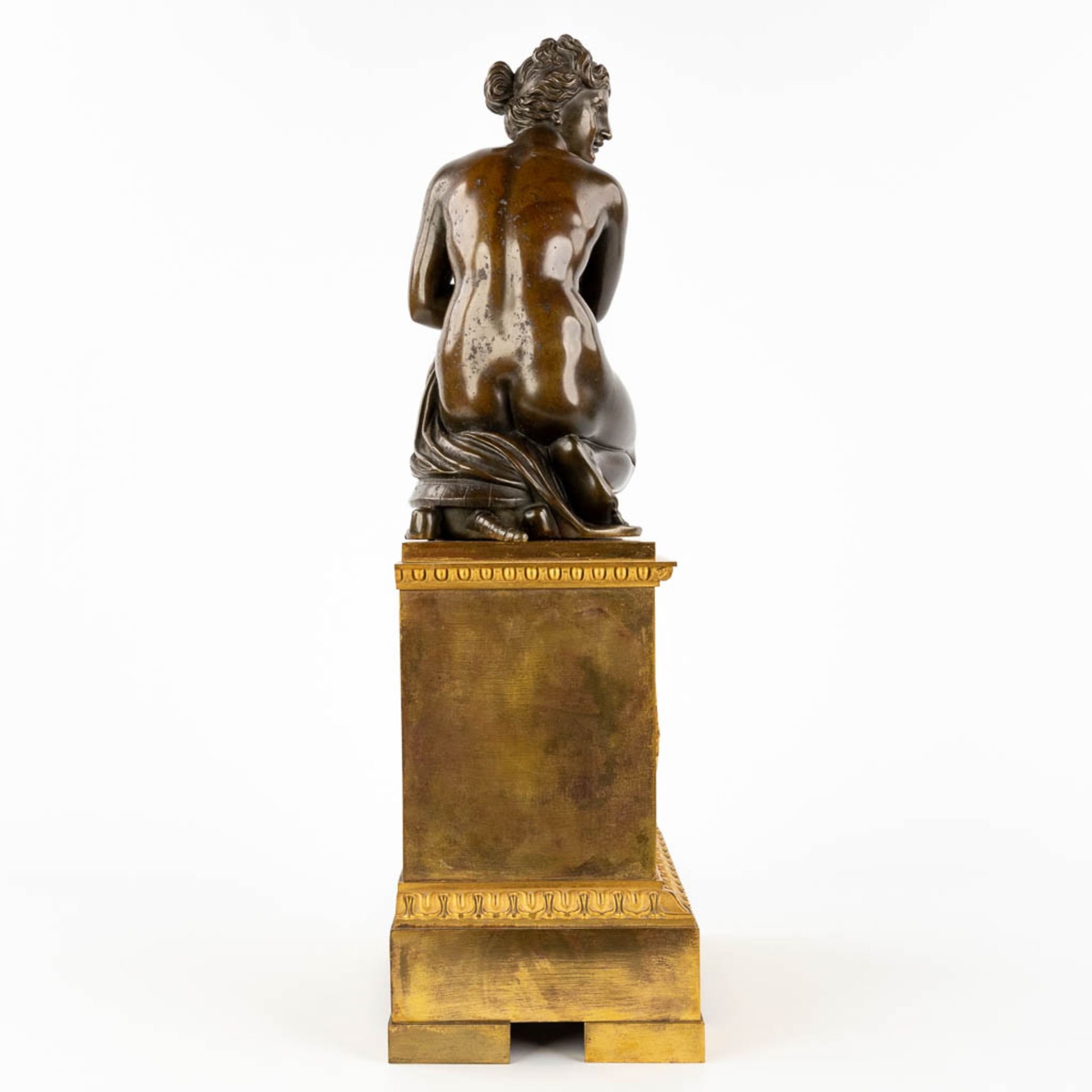 An antique mantle clock after Antoine Coysevox (1640-1720): 'The crouching Venus'. Empire, 19th C. ( - Image 5 of 11