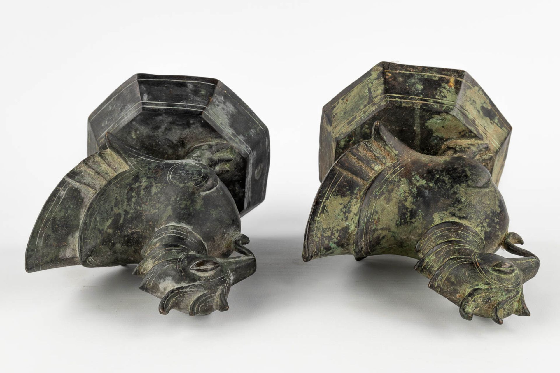 A pair of Oriental figurines, decorated with mythological figurines. Bronze. (D:17 x W:18 x H:22 cm) - Image 8 of 10