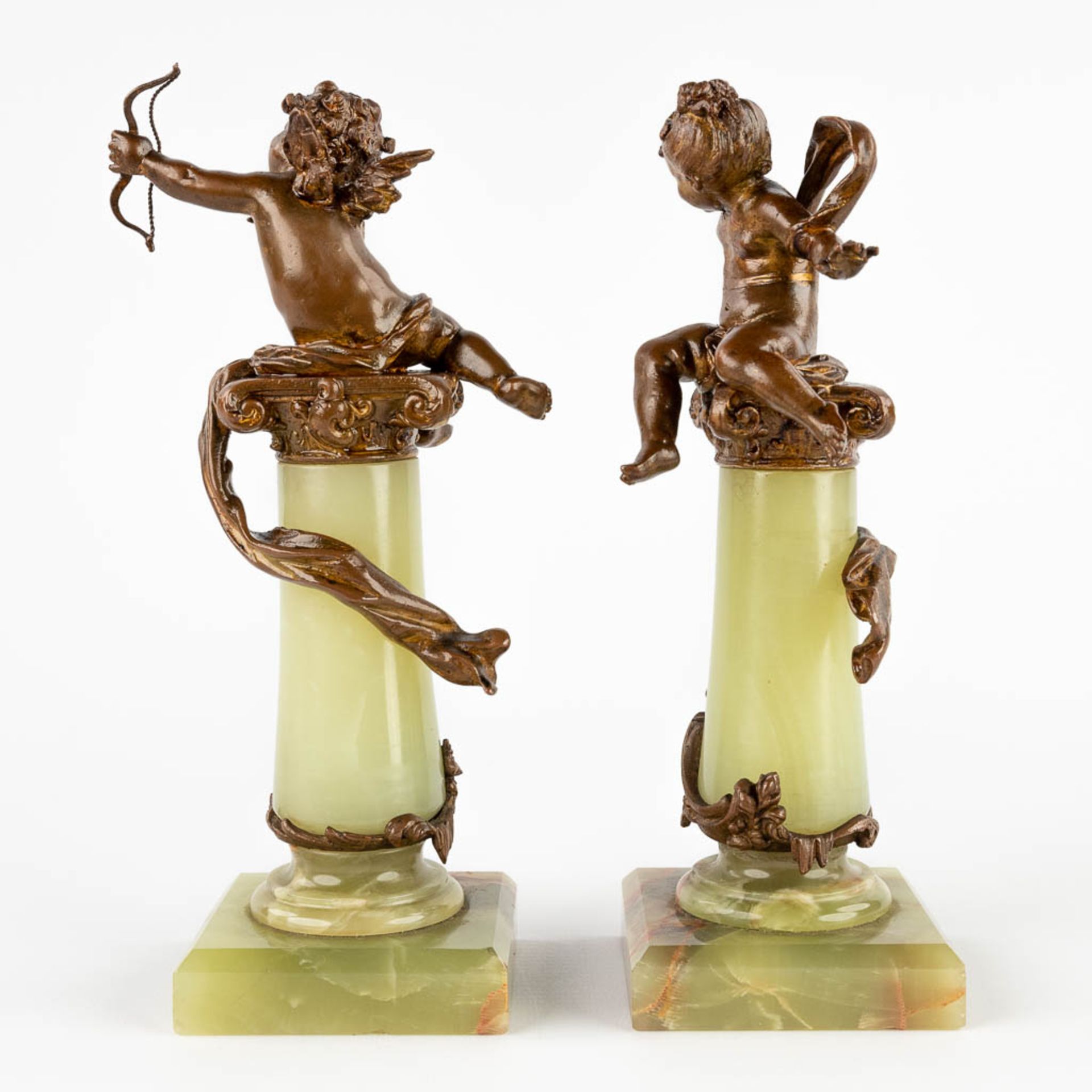 A pair of putti on a pedestal, spelter and onyx in Louis XV style. 19th C. (D:8 x W:8 x H:23 cm) - Image 5 of 11