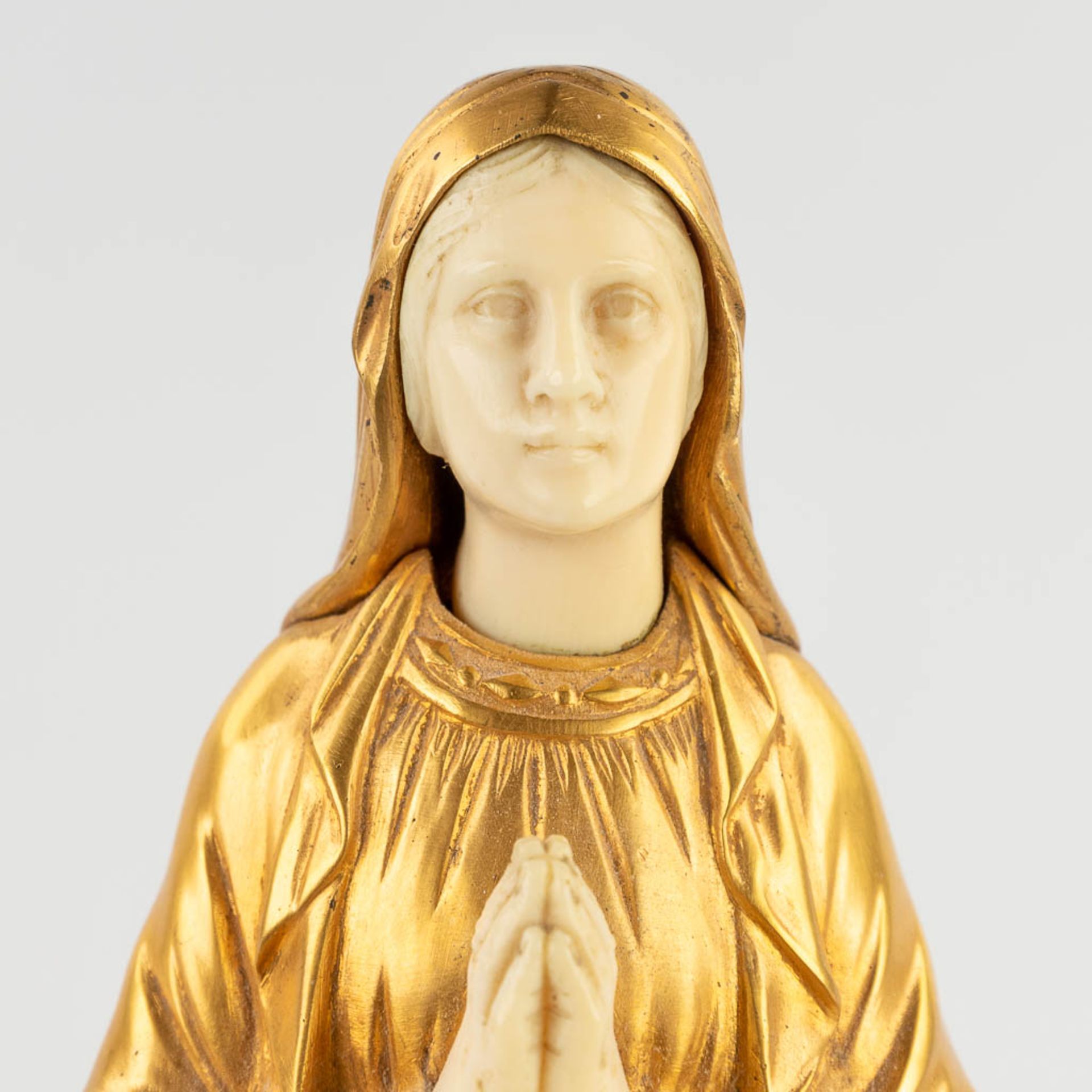 Dominique ALONZO (act.1910-1930) Mary, ormolu gilt bronze figurine, 19th C. (D:10 x W:10 x H:32 cm) - Image 10 of 13