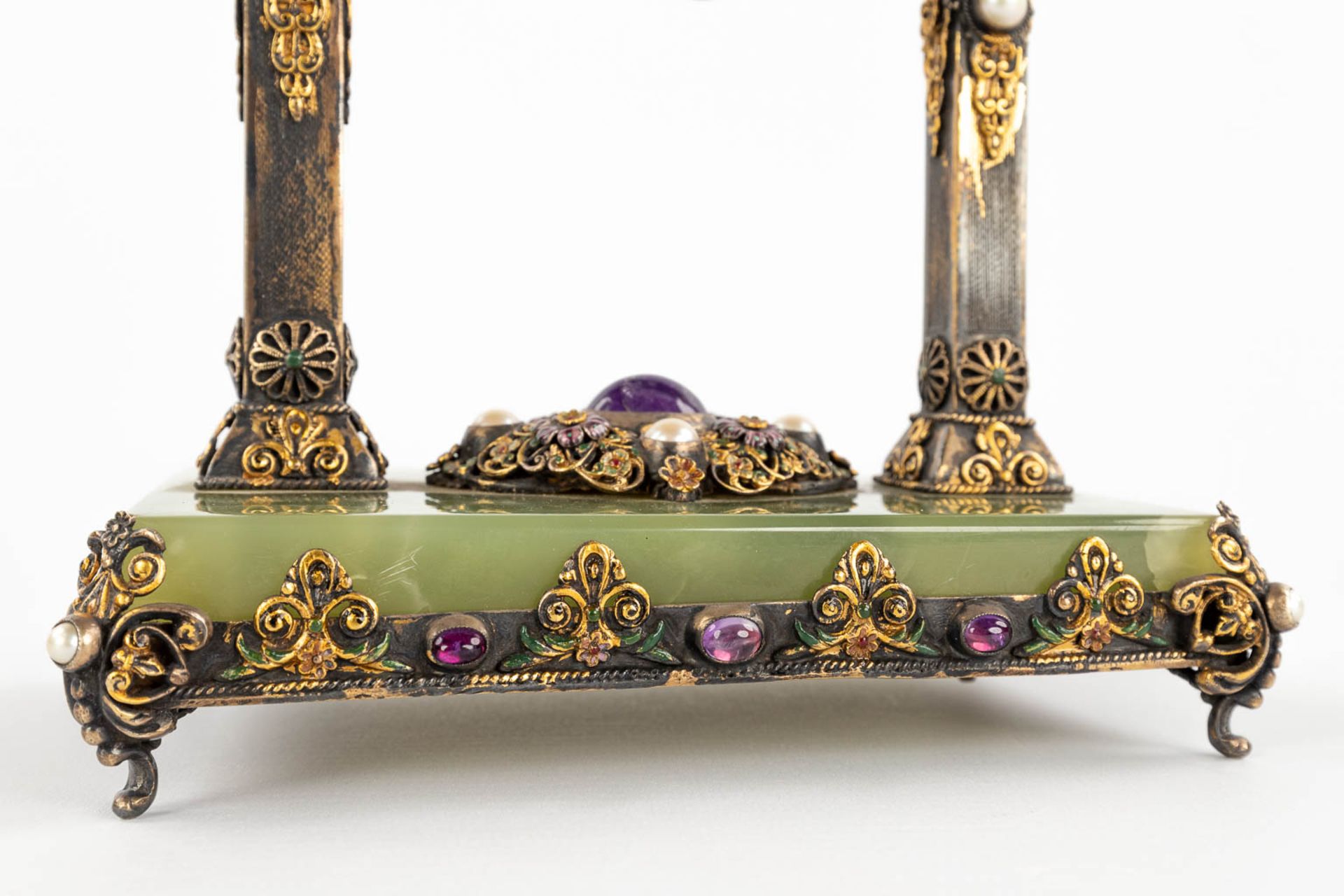 A mantle clock, silver and gold-plated metal and decorated with stone and onyx, pearls. Circa 1900. - Image 11 of 14