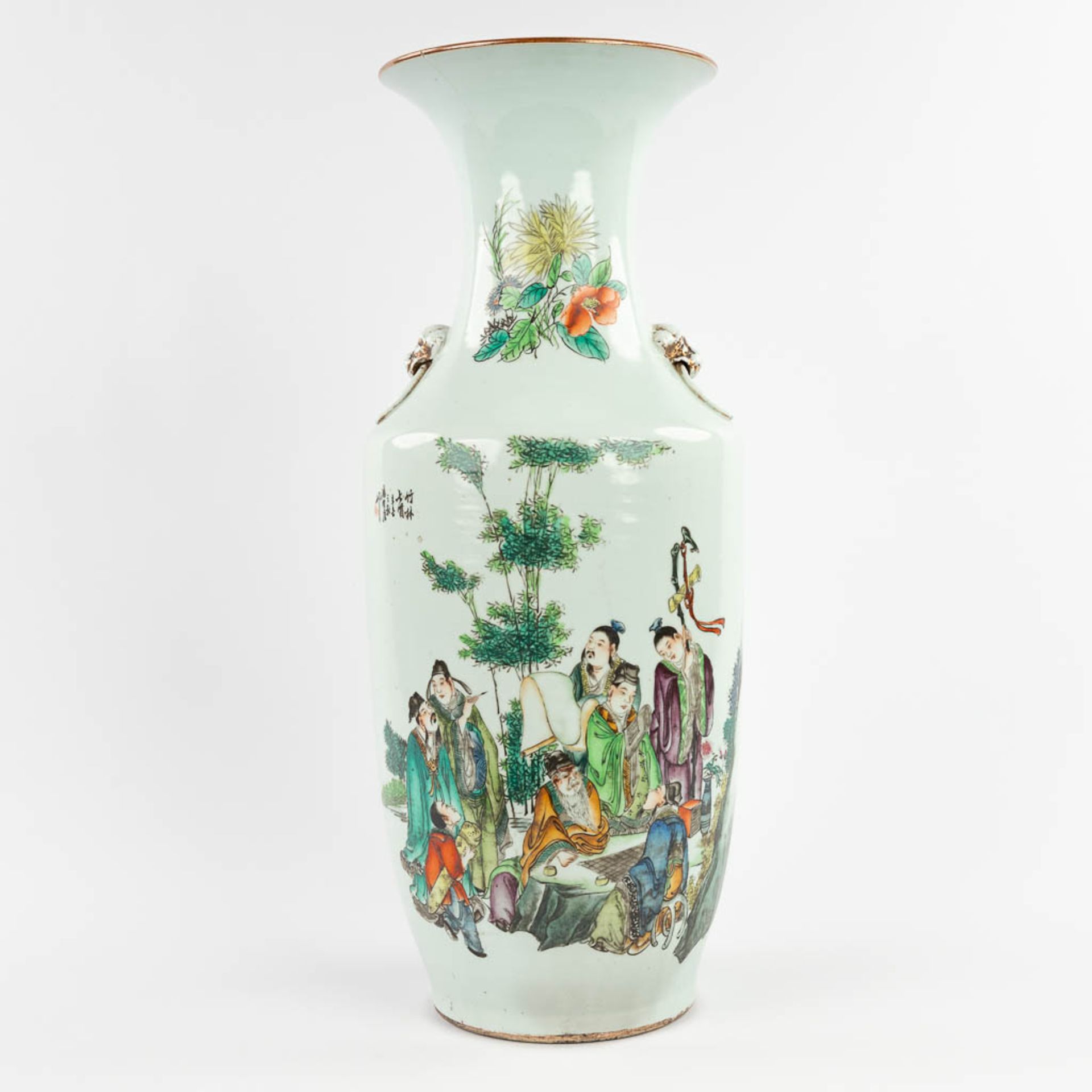 A Chinese vase, decorated with wise men in a garden. 19th/20th C. (H:58 x D:23 cm)