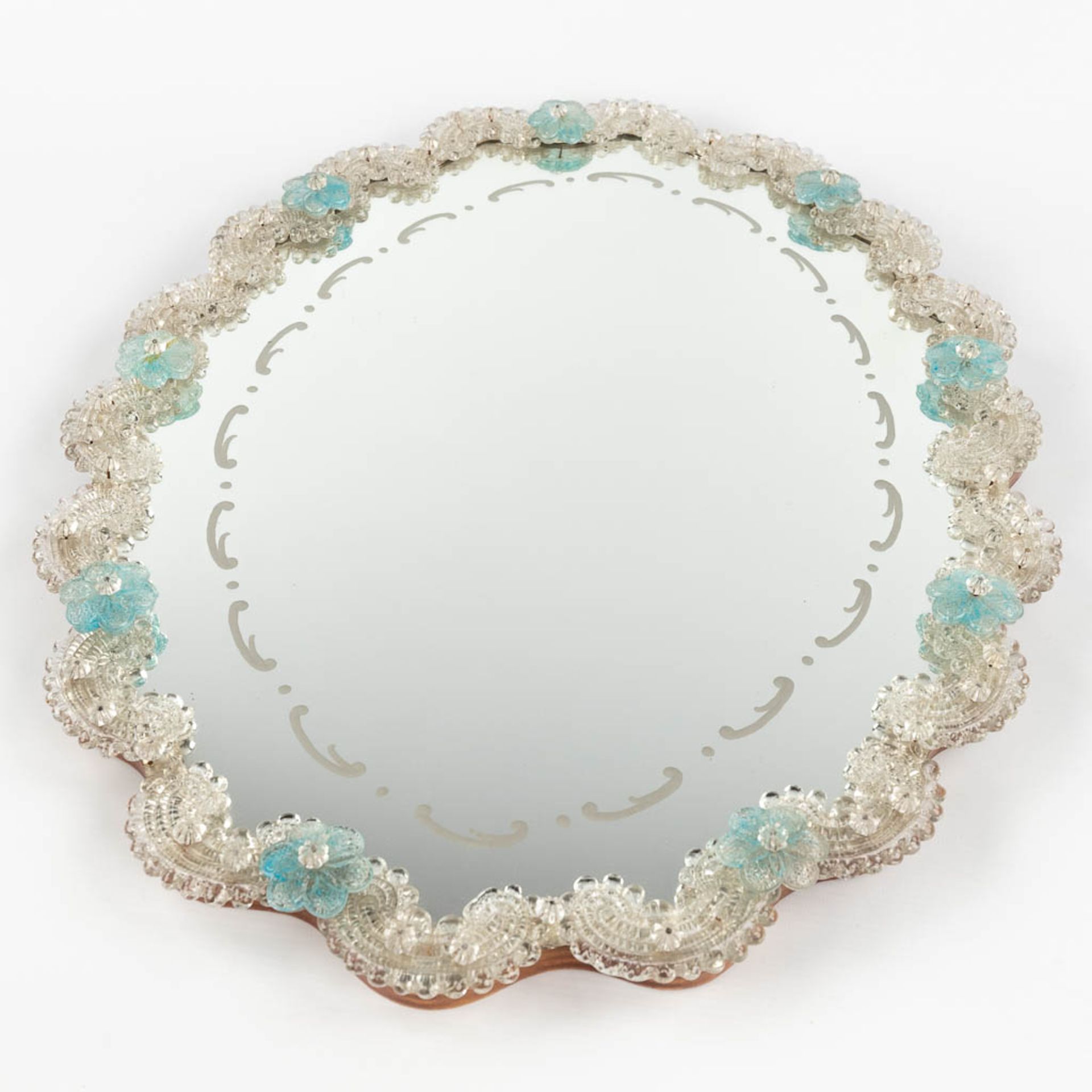 A small Venetian glass wall-mounted mirror, decorated with blue flowers. (W:45 x H:60 cm) - Bild 3 aus 10