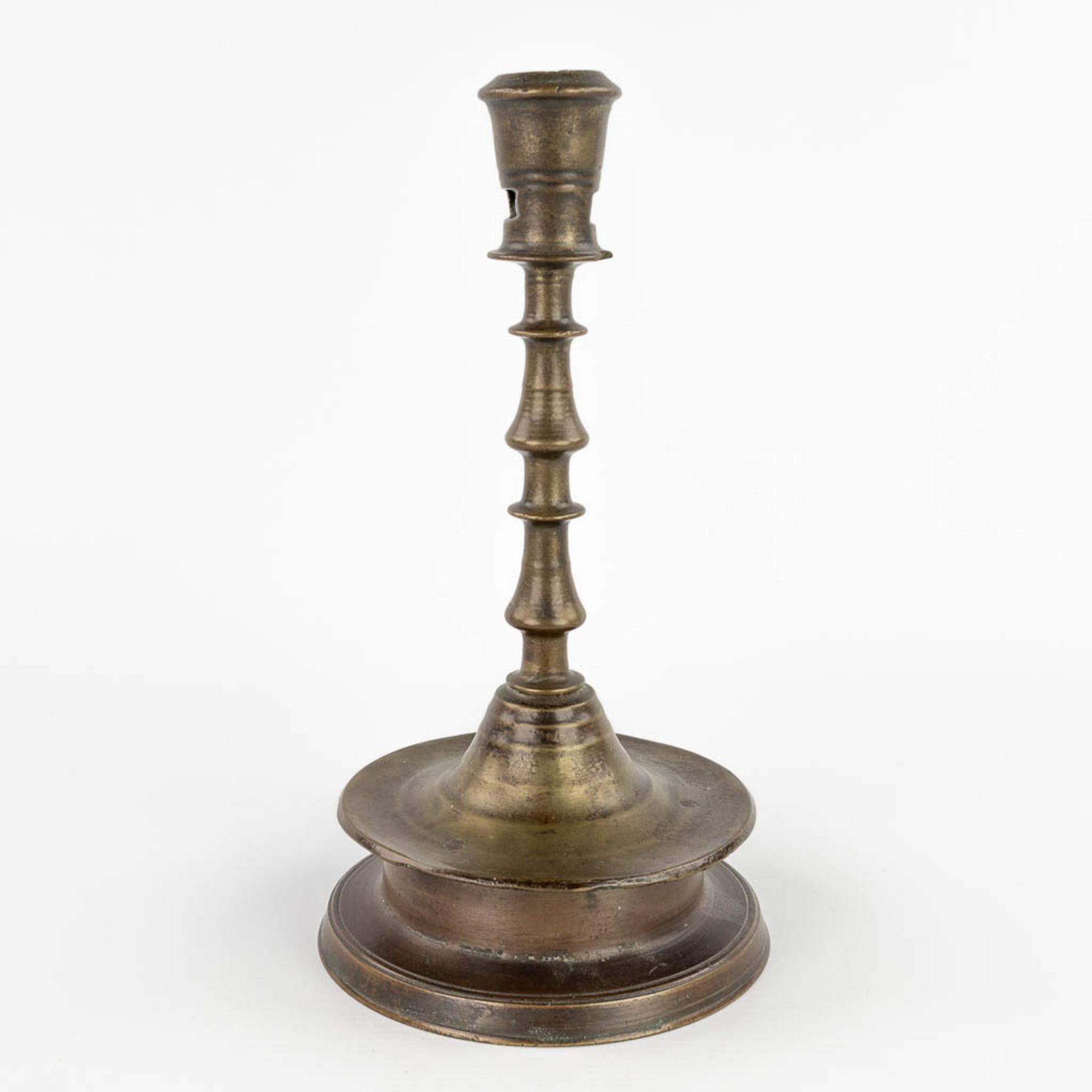 An antique Flemish or Dutch Button candlestick, bronze, 17th C (H:25 x D:13,3 cm) - Image 4 of 9