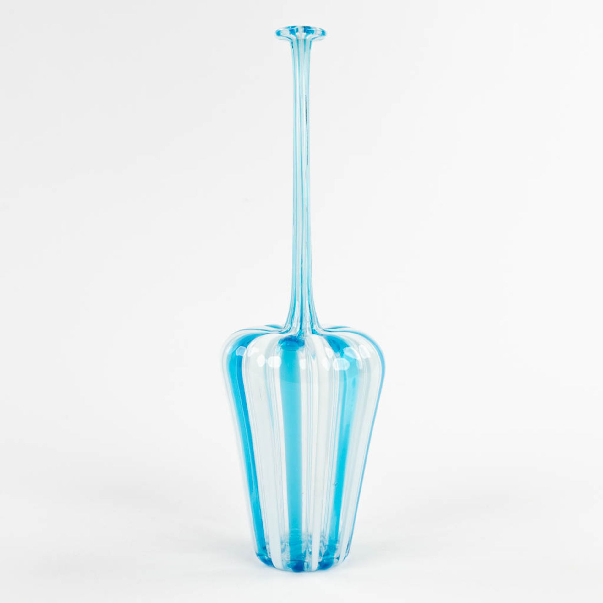 Murano, a blue and white glass vase with elongated neck. (H:28 x D:9 cm) - Bild 5 aus 9