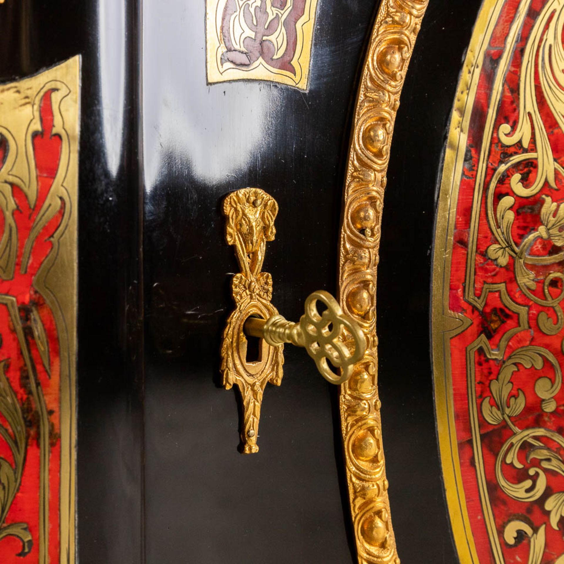 A Boulle cabinet with bow front, Tortoise shell and copper inlay, Napoleon 3, 19th C. (D:42 x W:114, - Image 18 of 19