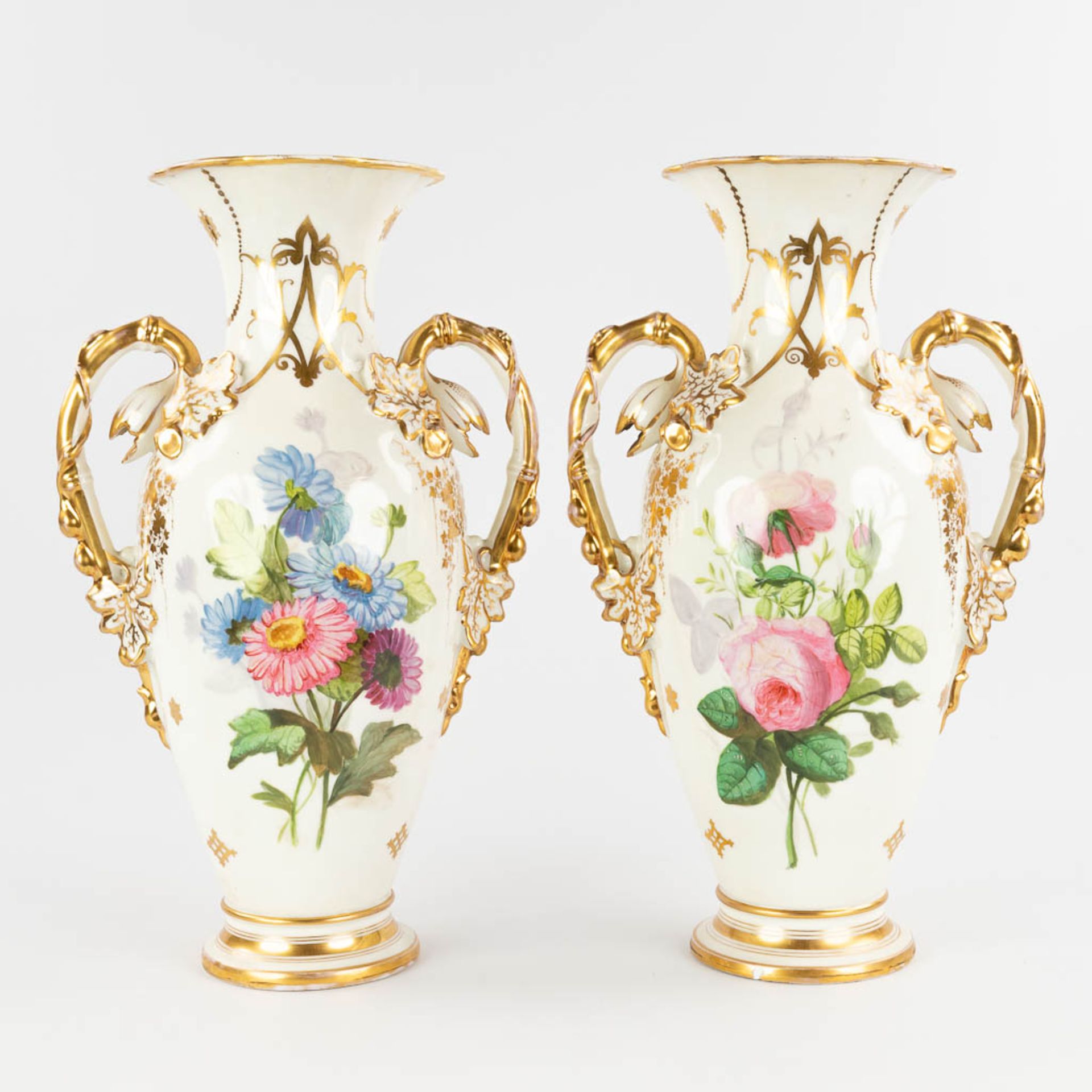 Vieux Bruxelles, a pair of vases with hand-painted flower decor. Circa 1900. (D:18 x W:27 x H:45 cm) - Bild 5 aus 17