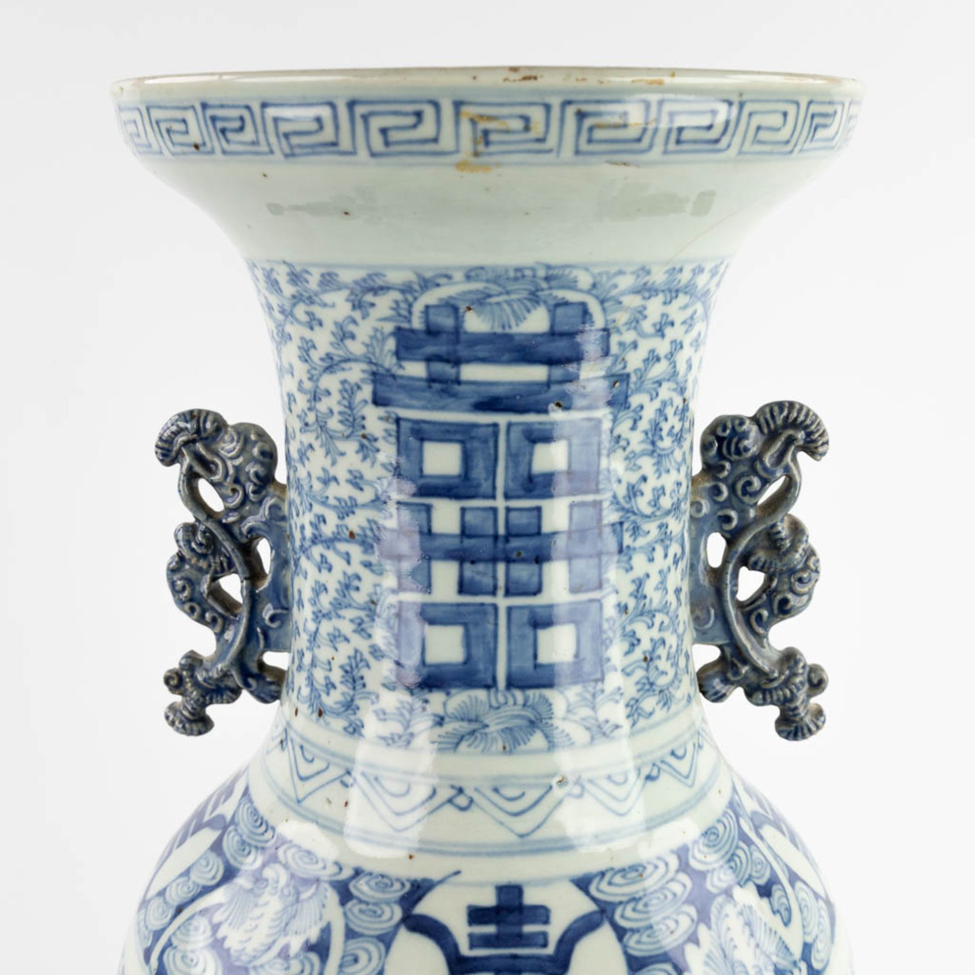 A Chinese vase, blue-white with a Double Xi, sign of happiness. 19th/20th C. (H:62 x D:25 cm) - Bild 9 aus 13