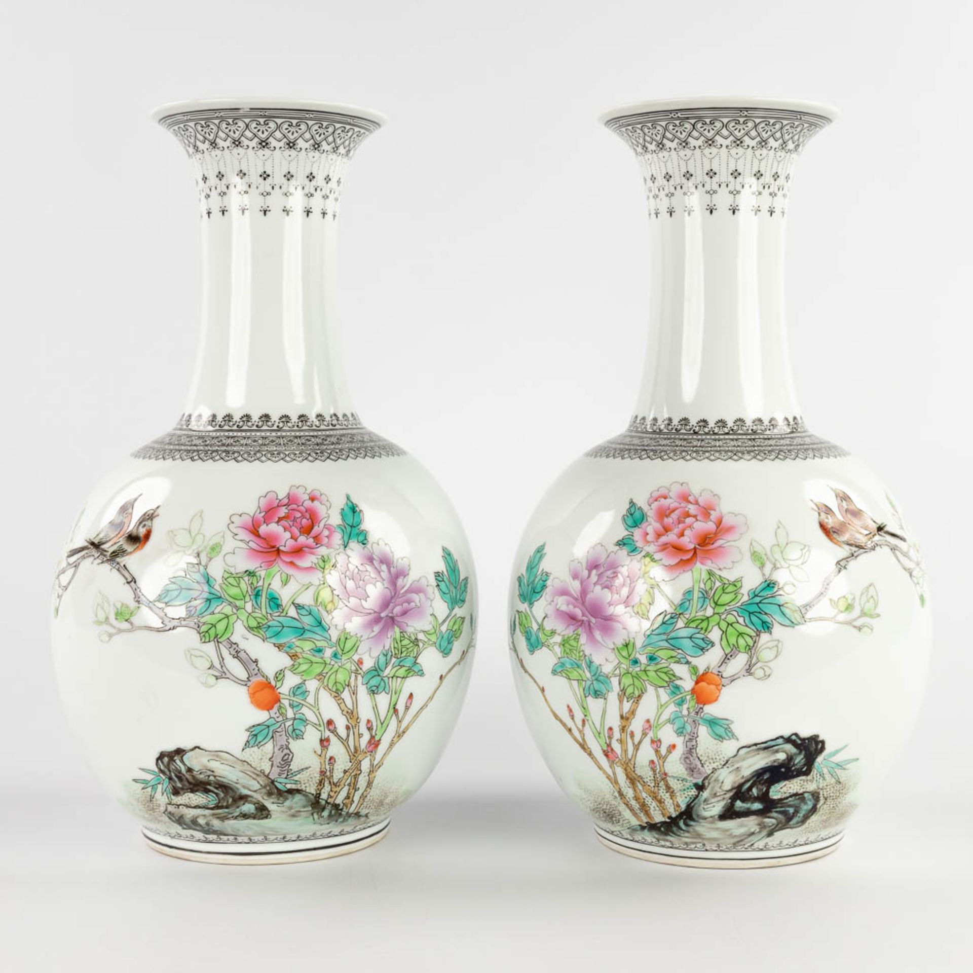 A pair of Chinese vases, decorated with fauna and flora, 20th C. (H:35 x D:20 cm)