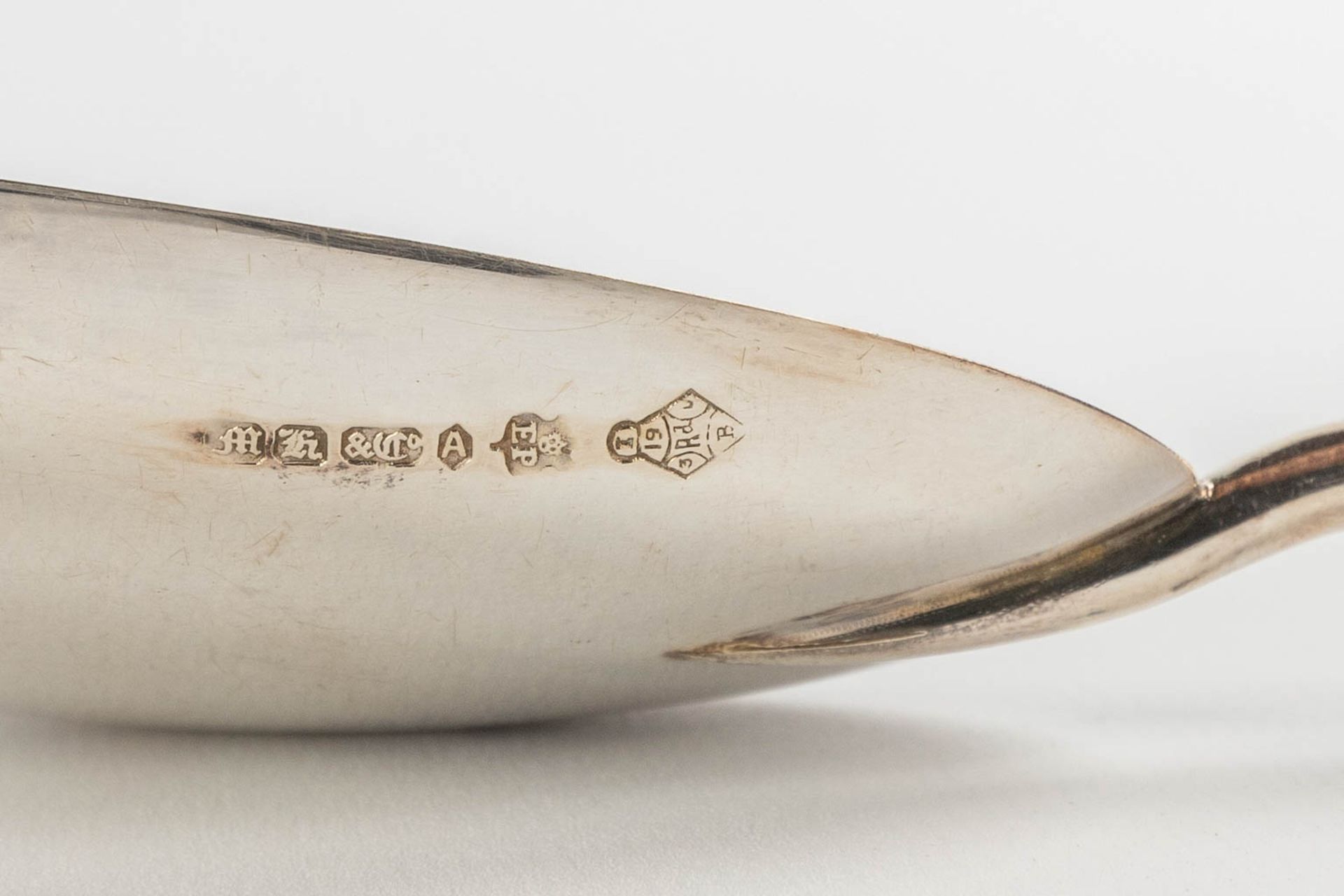 Martin Hall &amp; Cie, a set of 4 silver-plated Victorian spoons. UK, 19th C. (W:23,5 cm) - Image 10 of 12