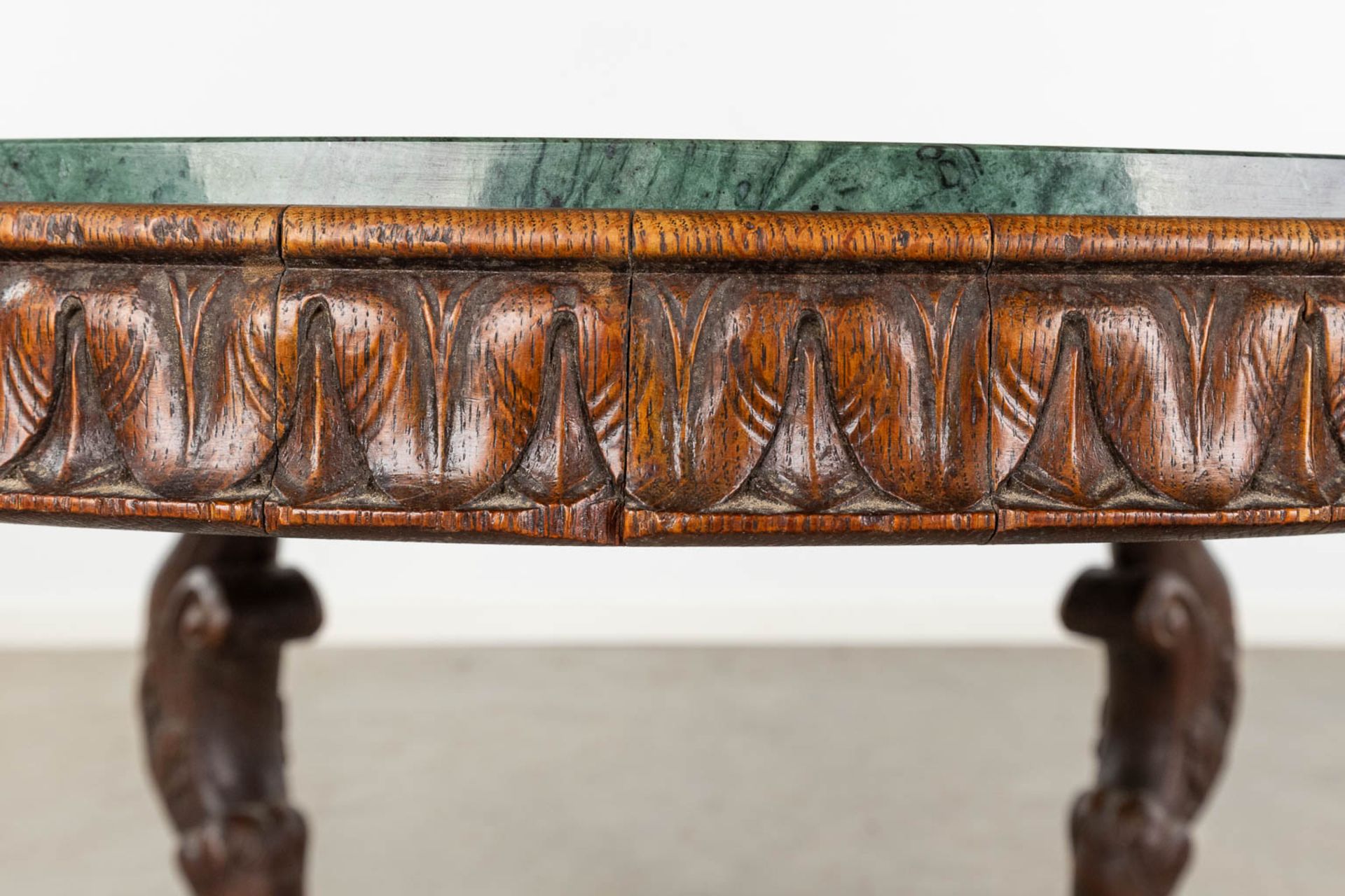 A wood-sculptured coffee table, mythological figurines and a green marble top. 20th C. (D:93 x W:93  - Bild 12 aus 13