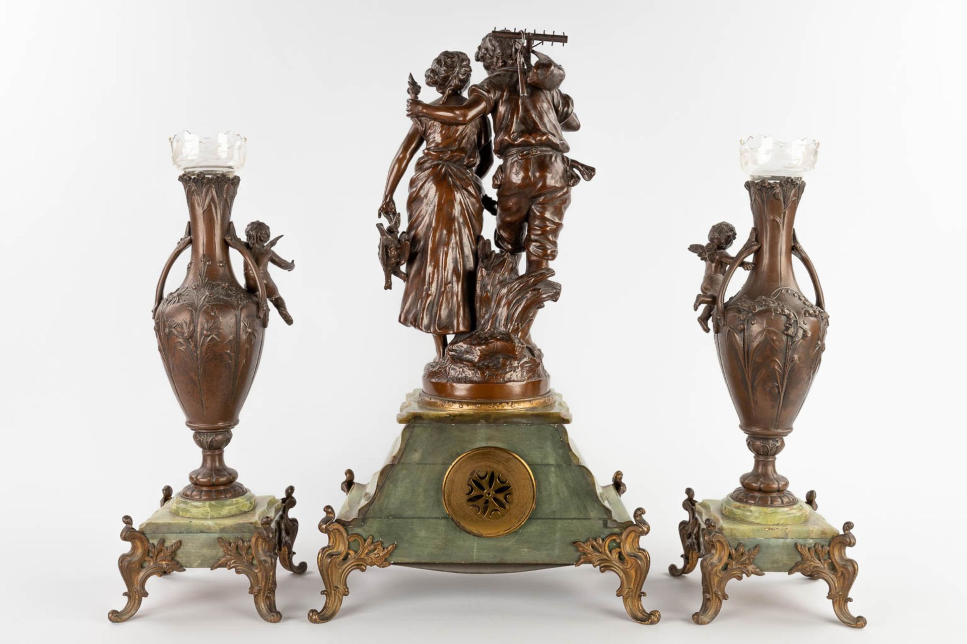 A three-piece mantle garniture clock with side pieces, spelter on an onyx base. 19th C. (D:20 x W:37 - Bild 5 aus 21