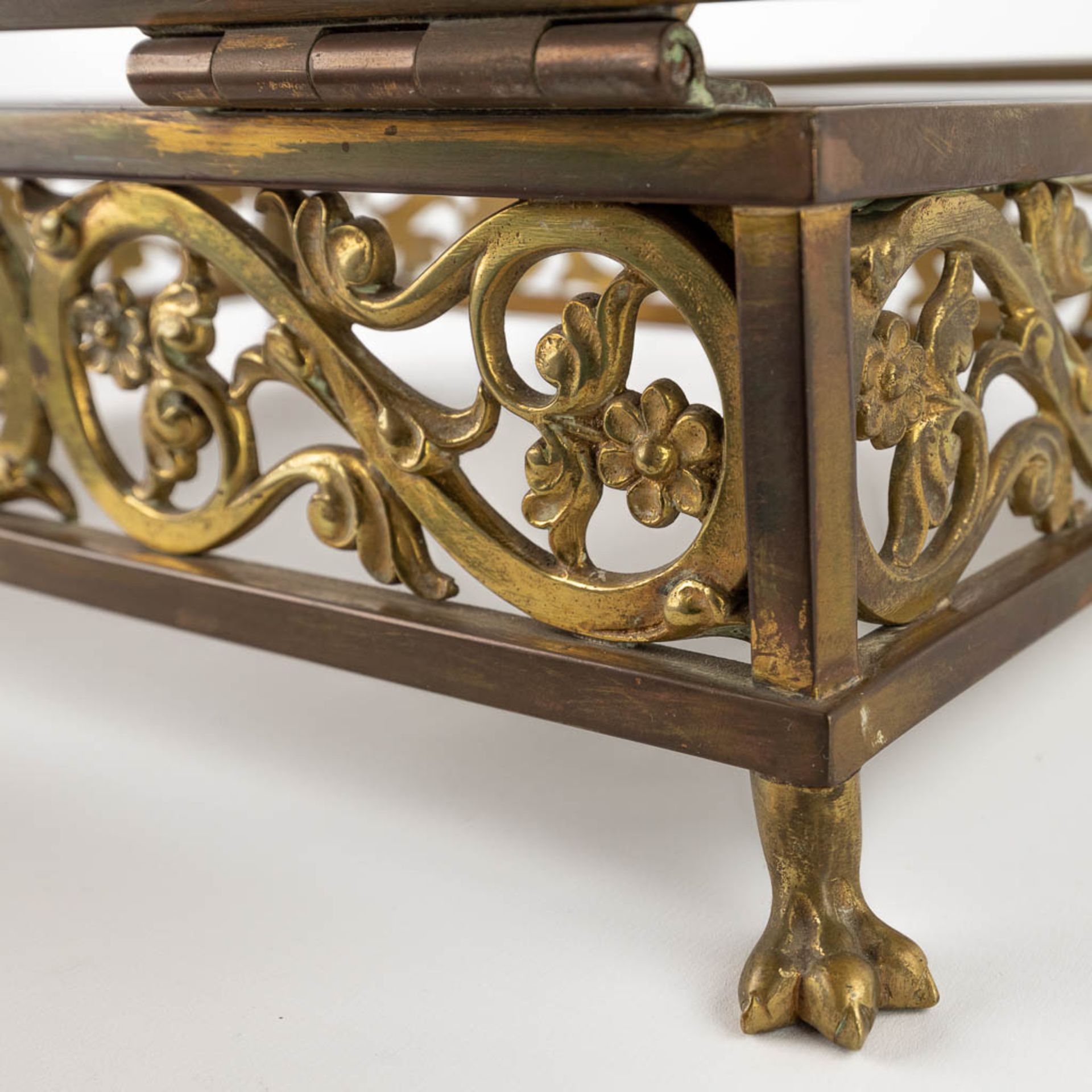 A lectern, bronze in a Gothic Revival style. Circa 1900. (D:30 x W:44 x H:35 cm) - Image 9 of 10