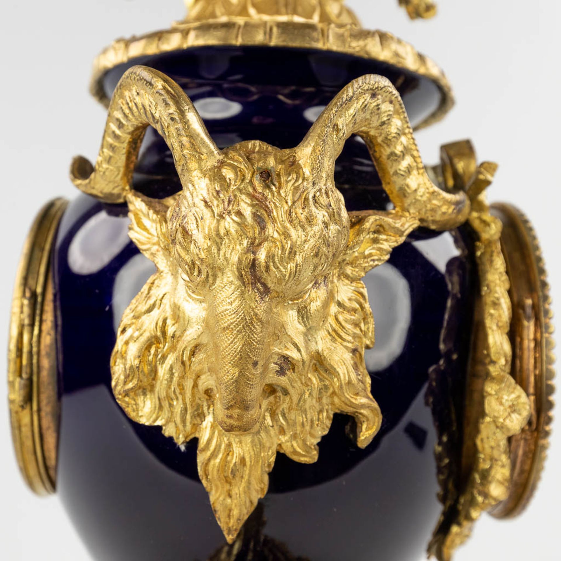 A mantle clock, gold-plated bronze on porcelain, finished with ram's heads. 19th C. (D:17 x W:46 x H - Bild 12 aus 16