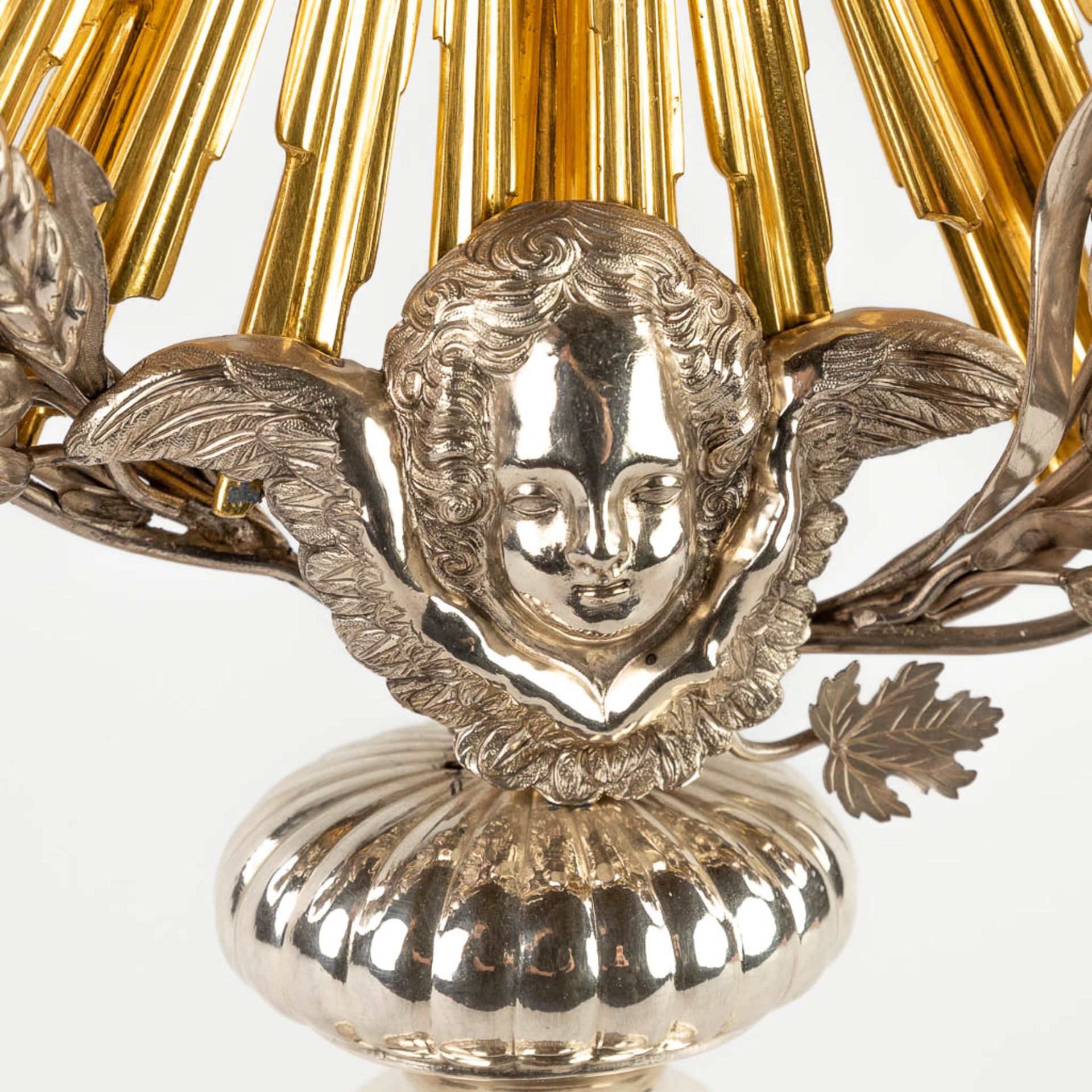 A sunburst monstrance, silver, decorated with angels, wheat and grape vines. Belgium, 19th C. (D:20 - Image 14 of 22