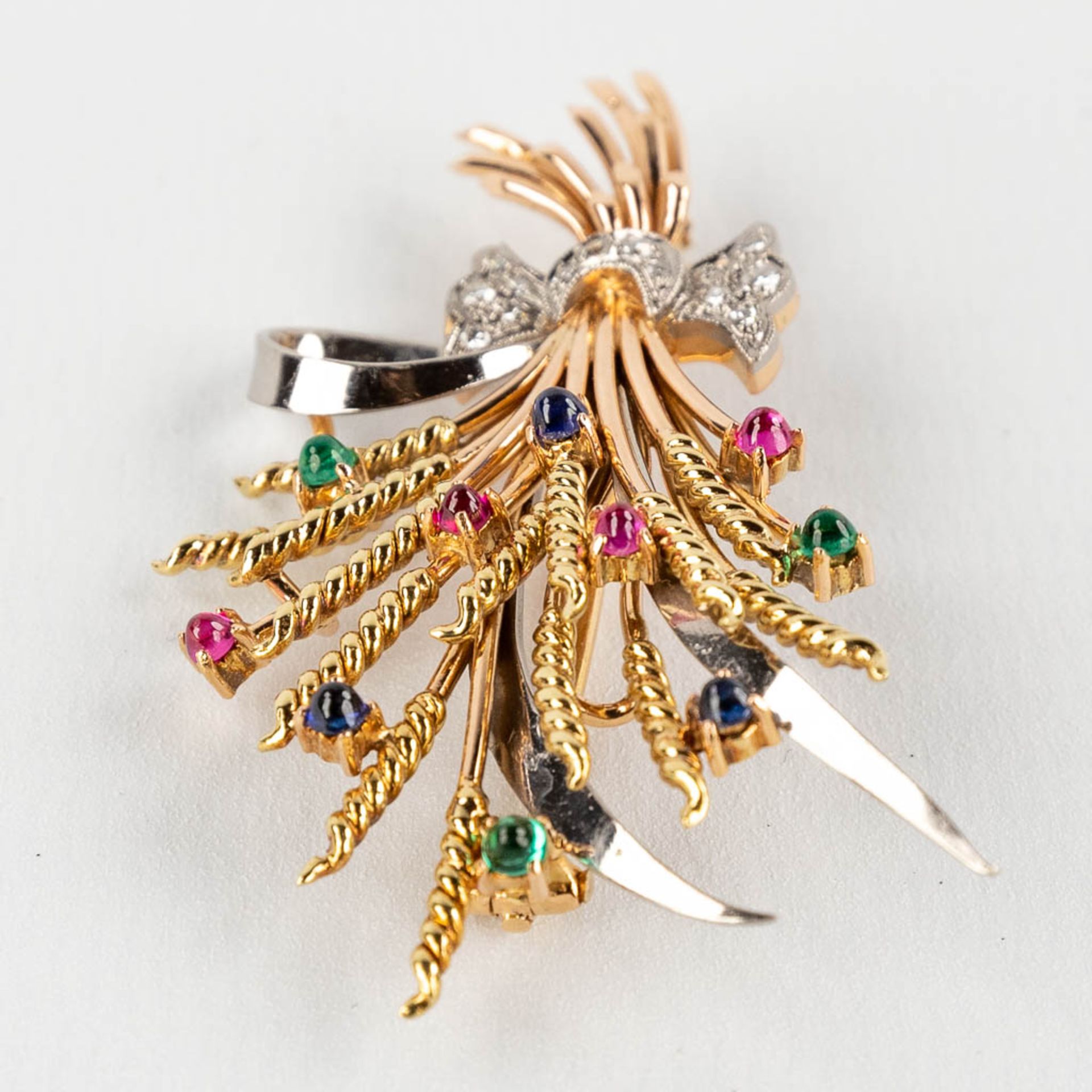 A brooch in the shape of a stack of wheat, with glass cabochons and facetted diamonds. 18kt gold, 13 - Image 4 of 8