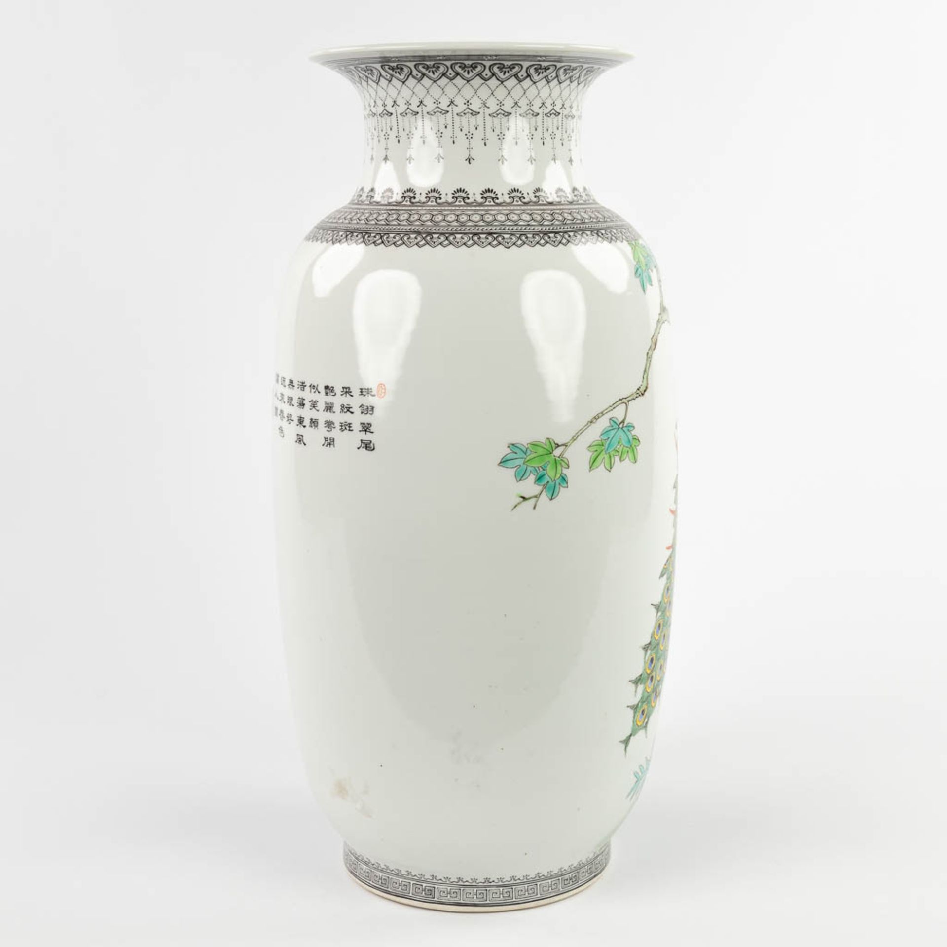 A Chinese vase decorated with peacocks, 20th C. (H:42,5 x D:21 cm) - Bild 4 aus 11