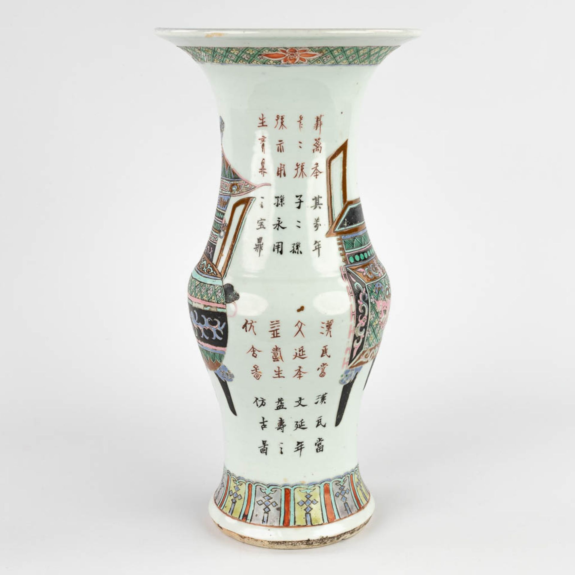 A Chinese Famille Rose Yenyen vase, 19th/20th C. (H:38 x D:20 cm) - Bild 5 aus 13