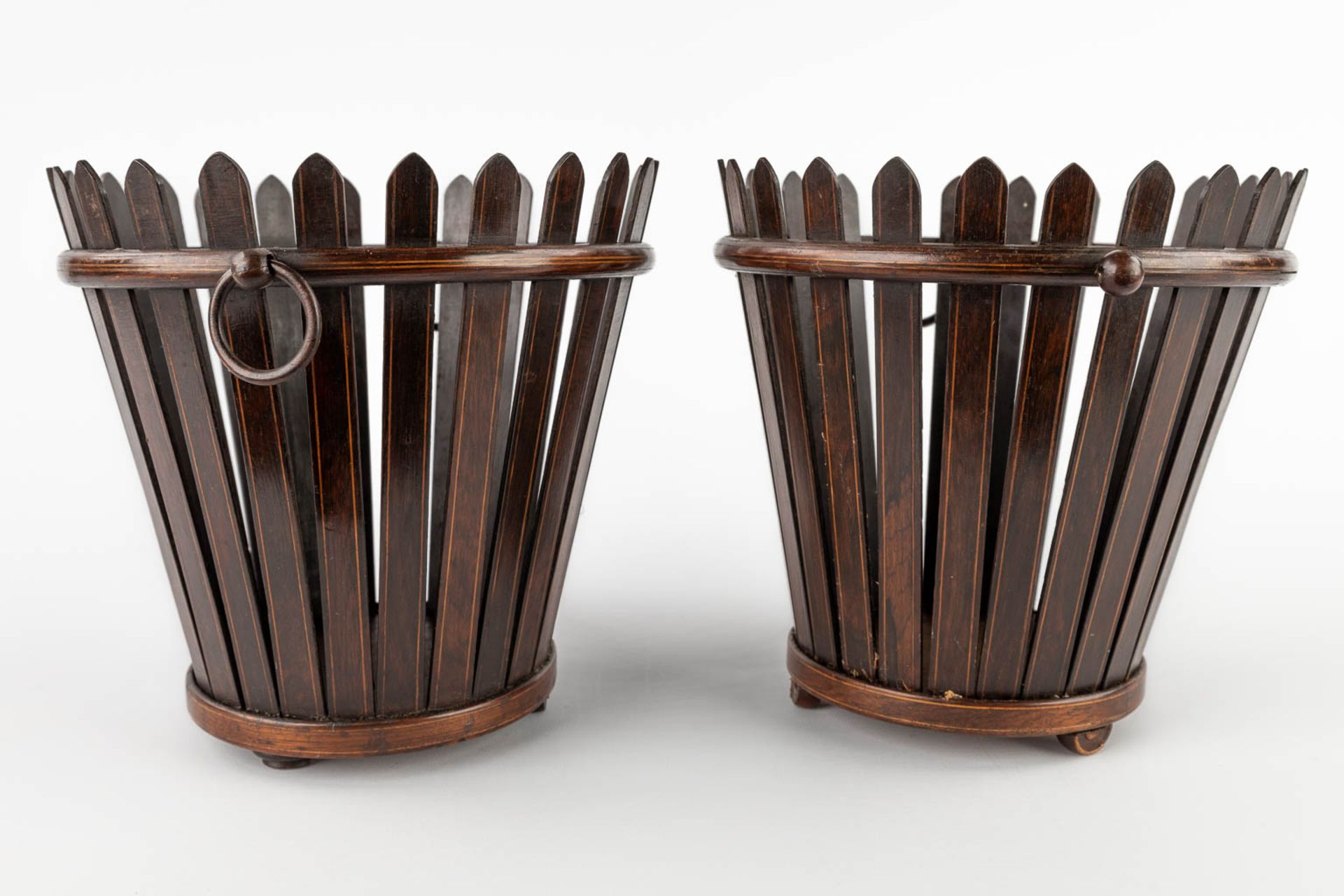 A pair of Edwardian flower baskets, mahogany, England. (H:21 x D:23 cm) - Image 6 of 11