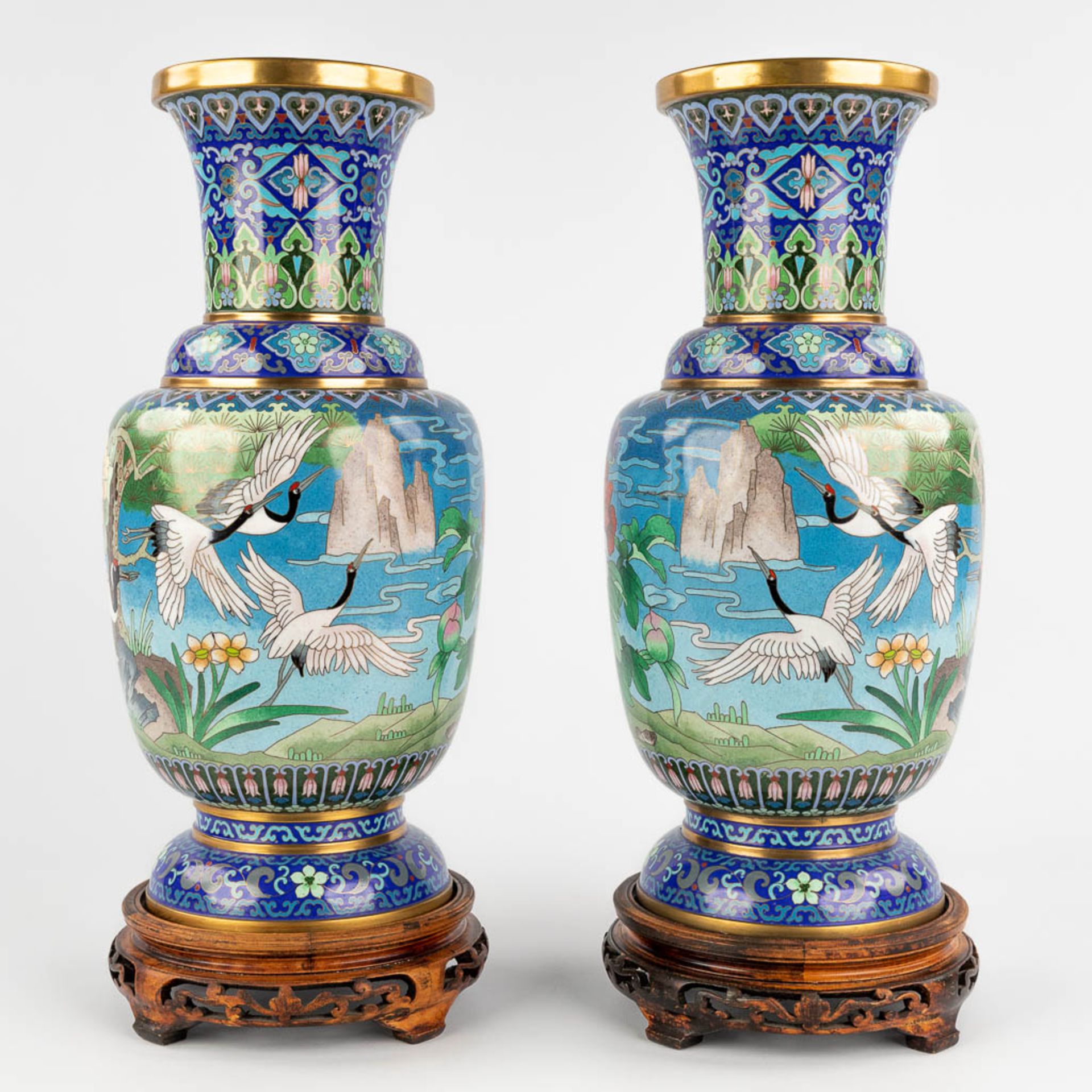 A pair of Chinese bronze cloisonné vases, decorated with cranes and flowers. 20th C. (H:39 x D:18 cm - Bild 6 aus 13