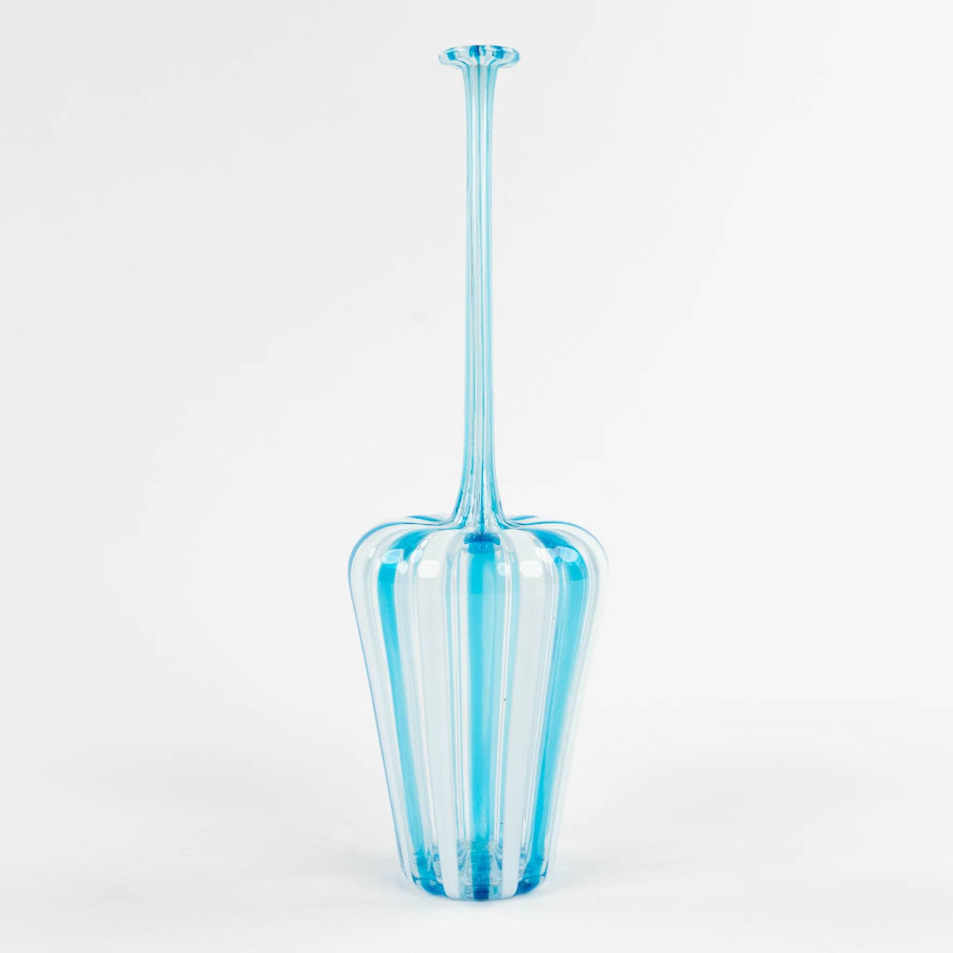 Murano, a blue and white glass vase with elongated neck. (H:28 x D:9 cm)