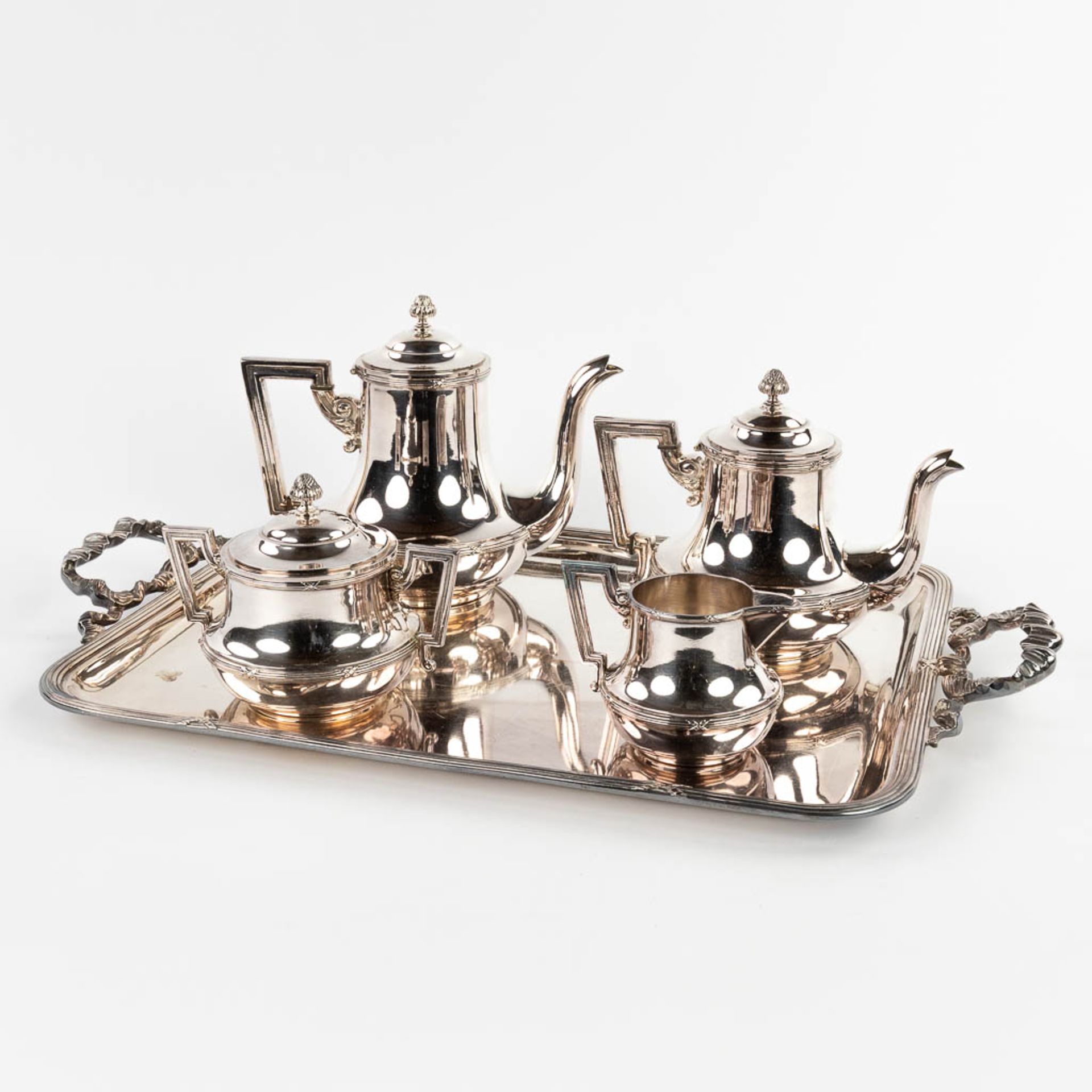 Wiskemann, a 5-piece silver-plated coffee and tea service made of silver-plated metal. (D:35,5 x W:5