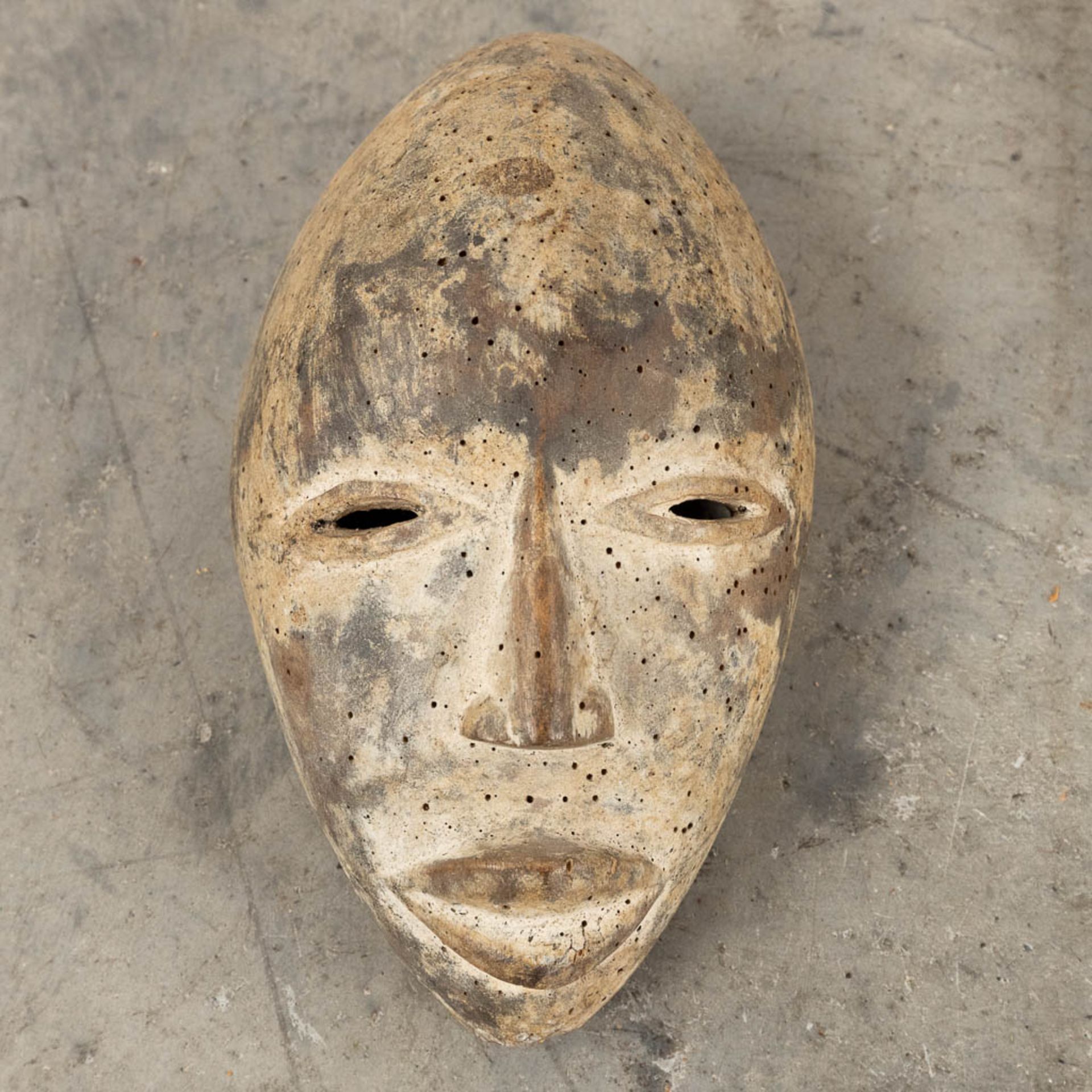 A collection of African masks and ceramic items. (H:124 cm) - Image 7 of 16