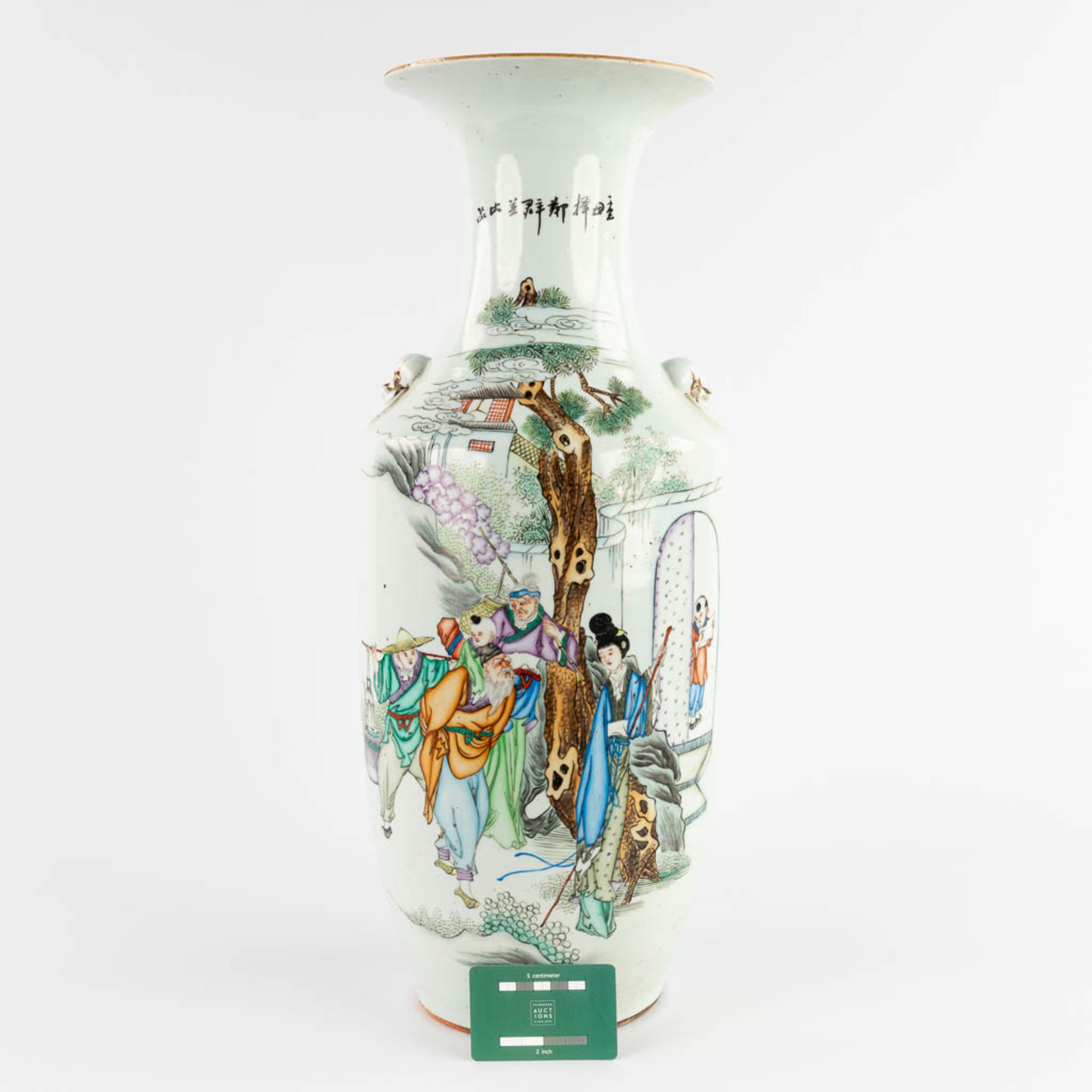 A Chinese vase, decorated with figurines in a garden. 19th/20th C. (H:57 x D:23 cm) - Bild 2 aus 15